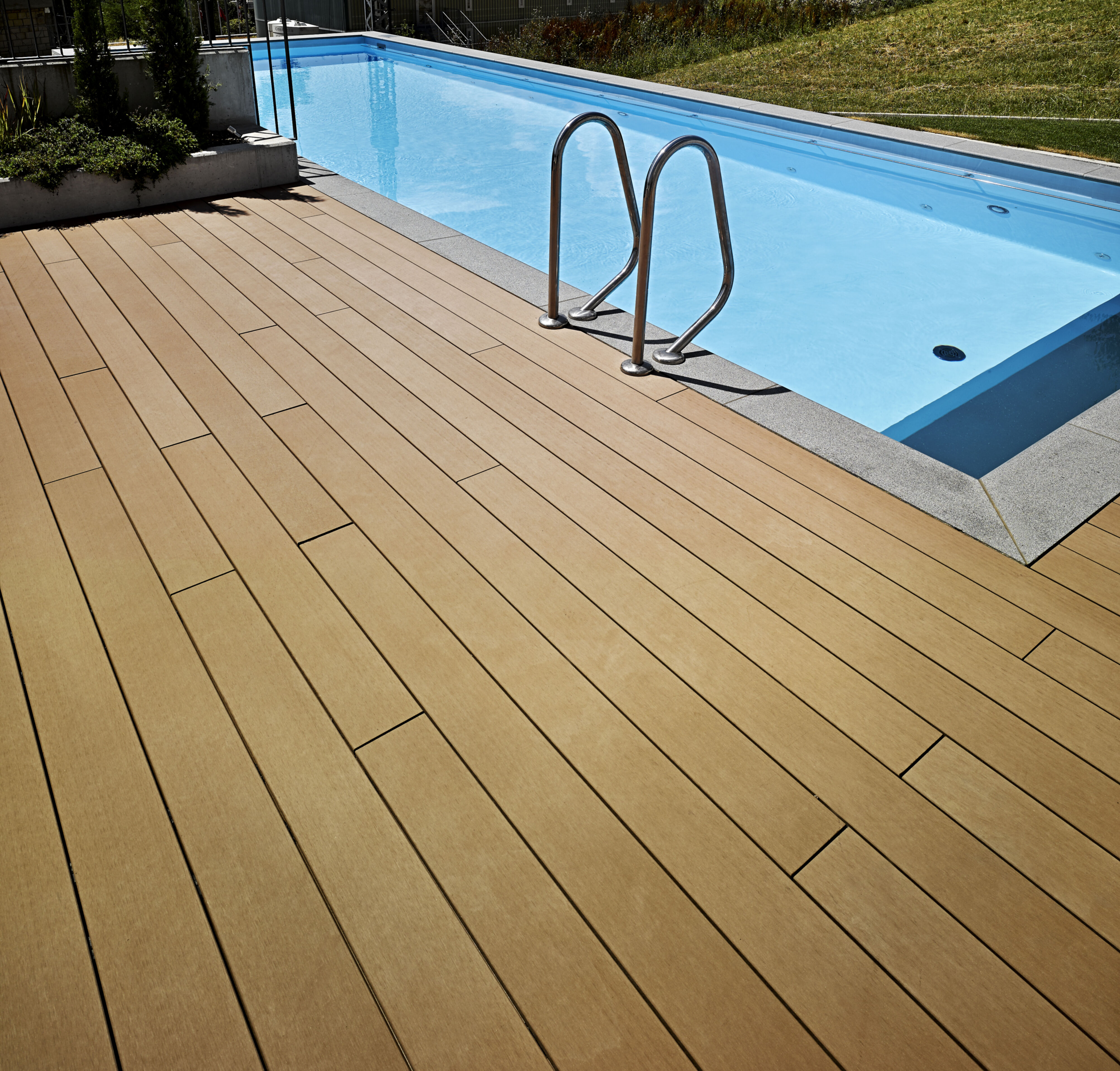 Einrichtungen_Schwimmbad deck_Am Wasser entlang