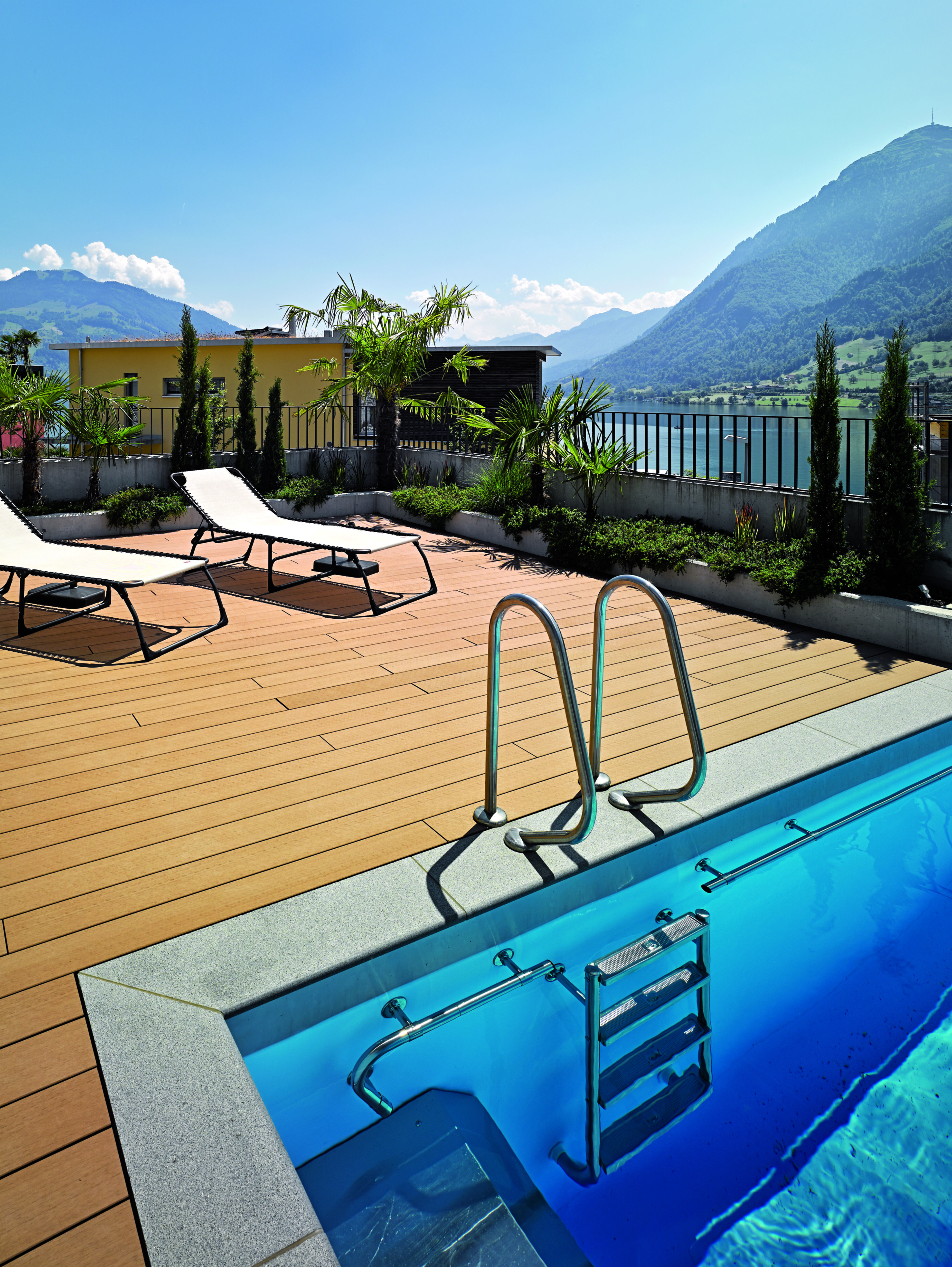 Einrichtungen_Schwimmbad deck_Am Wasser entlang