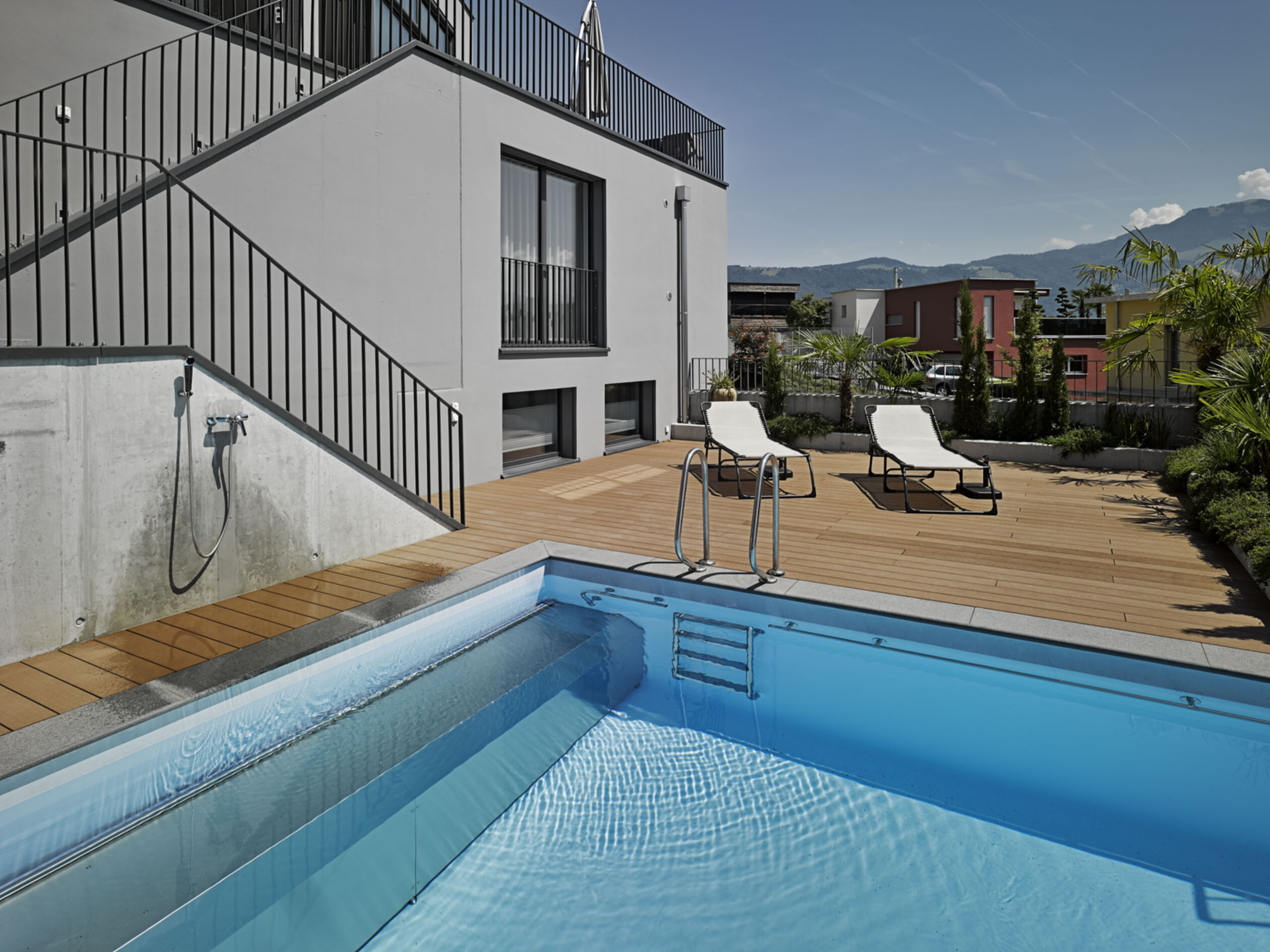 Einrichtungen_Schwimmbad deck_Am Wasser entlang