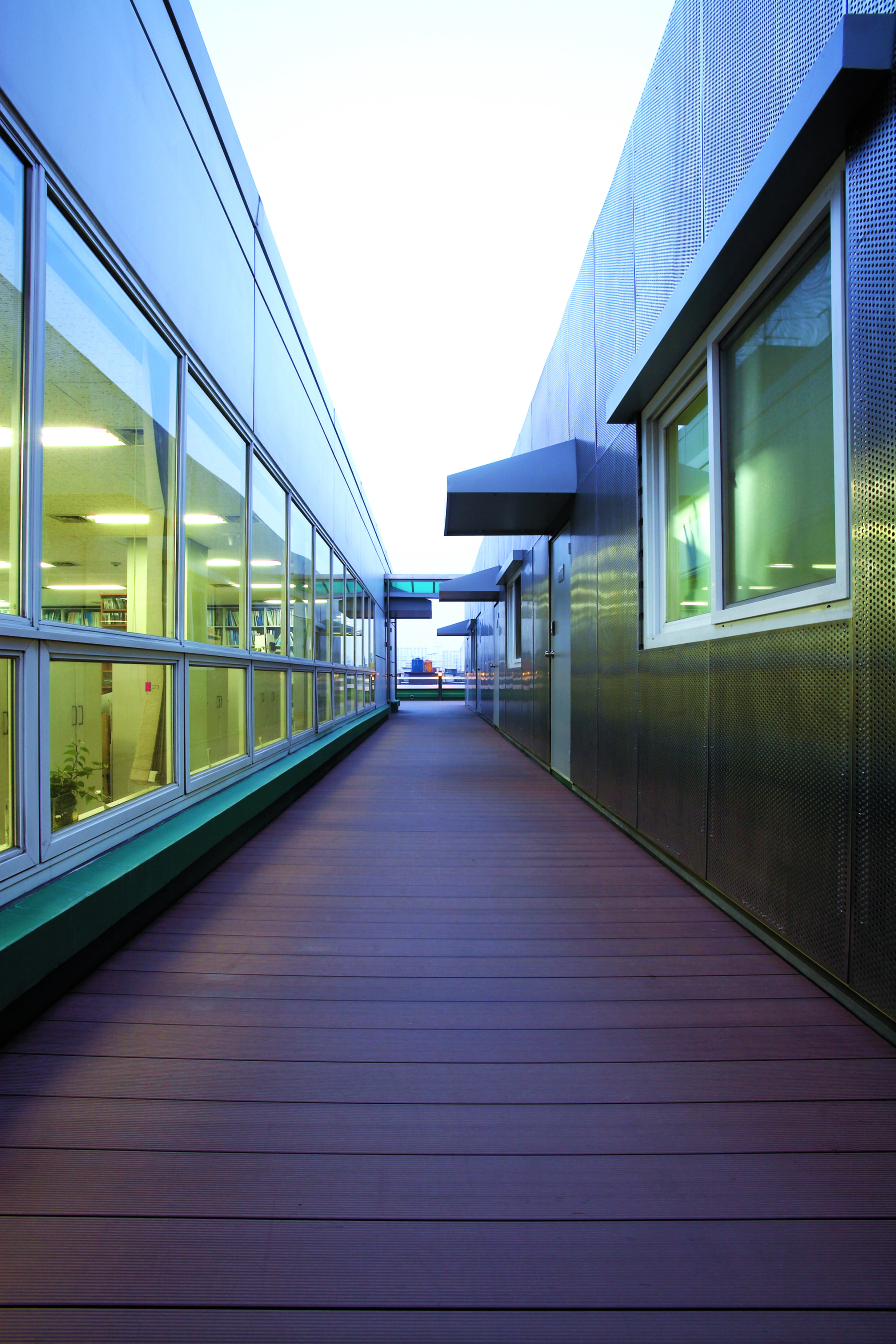 Verwaltungsgebäude_Dachanlage, Balk., Laufgang_Büros