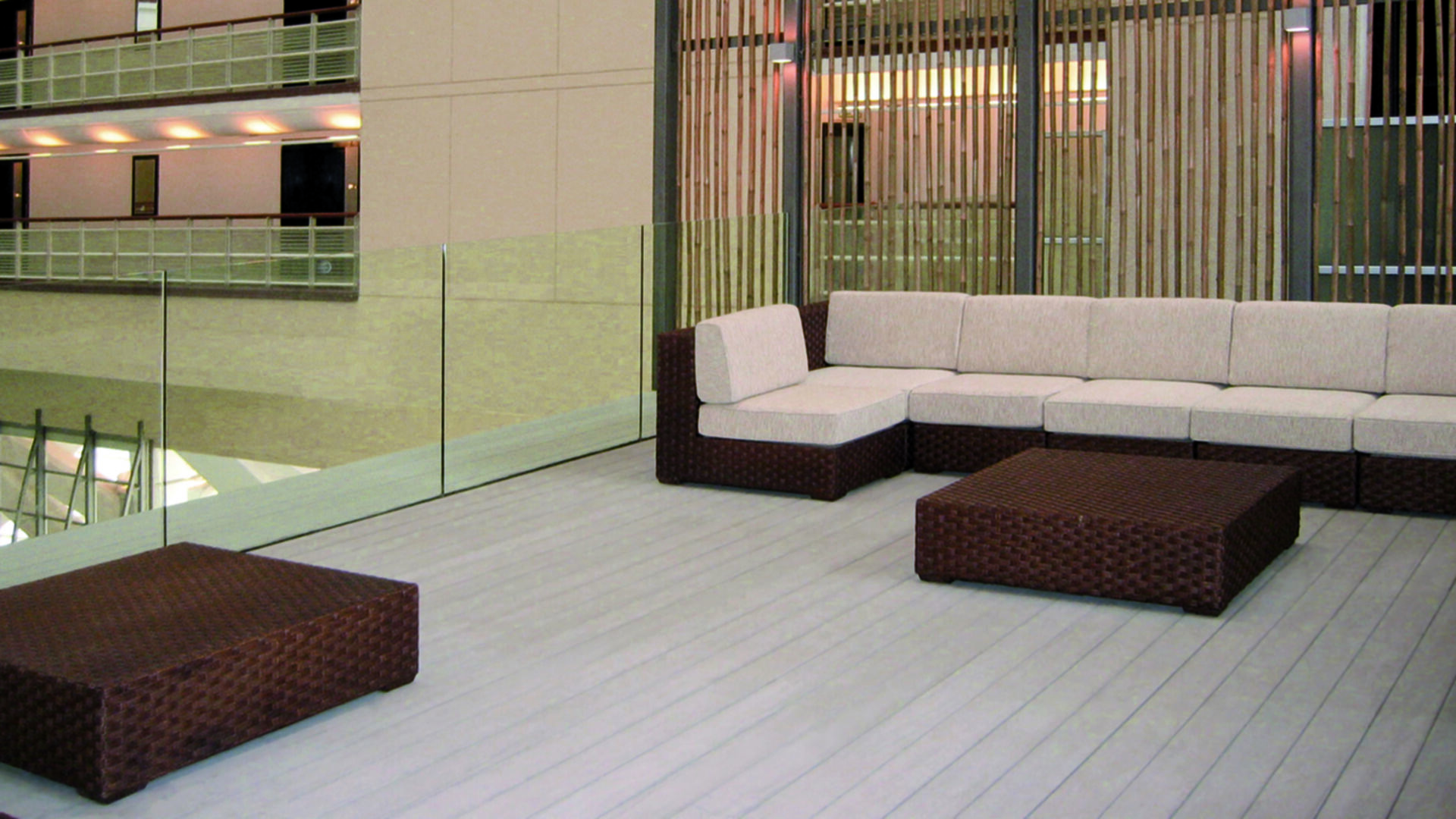 Restaurant und Hotelgewerbe_Schwimmbad deck_Hotel