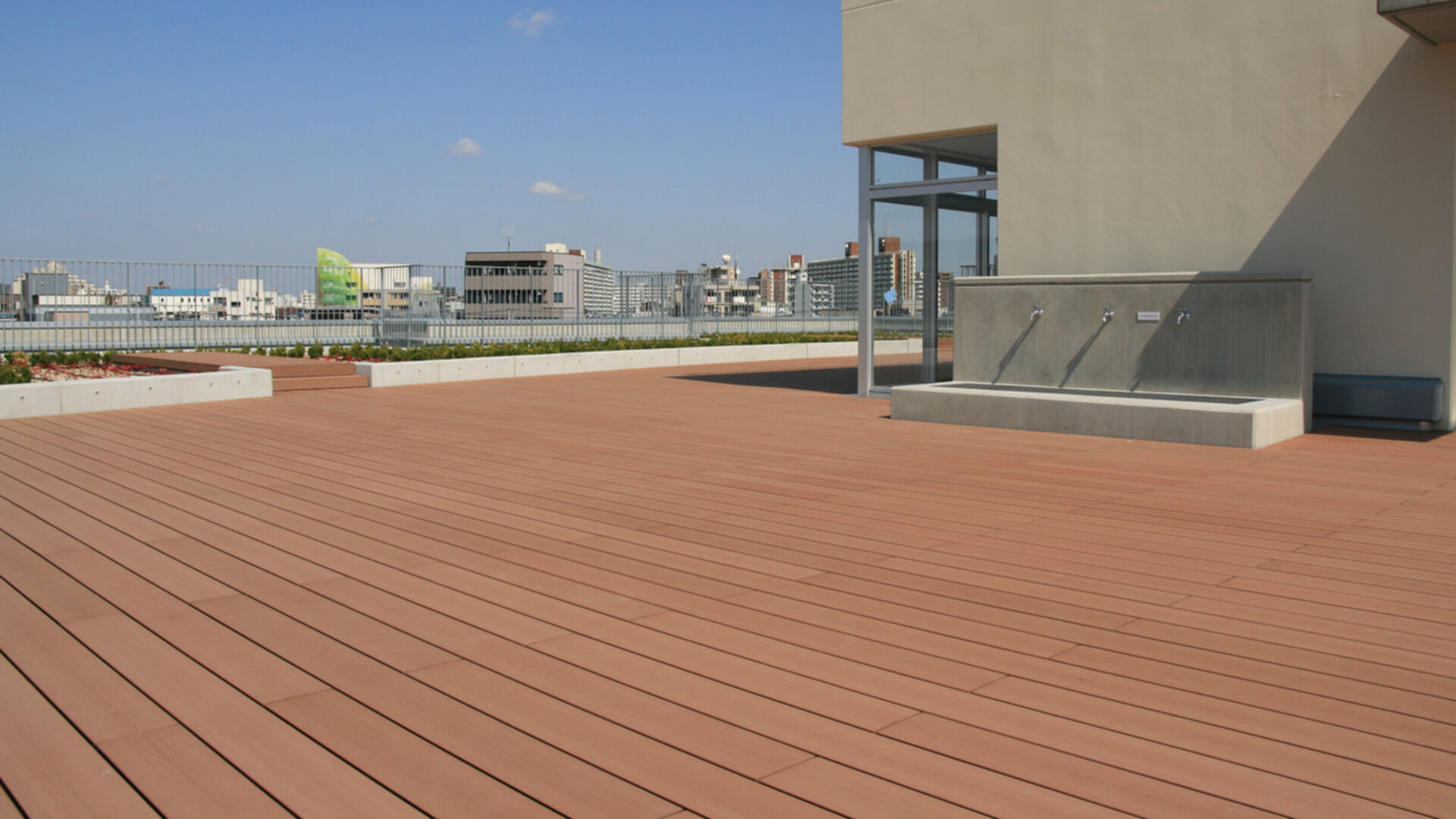 Institutionelle Einrichtungen_Terrasse Gewerbliche Nutzung_Gebogene Profilen