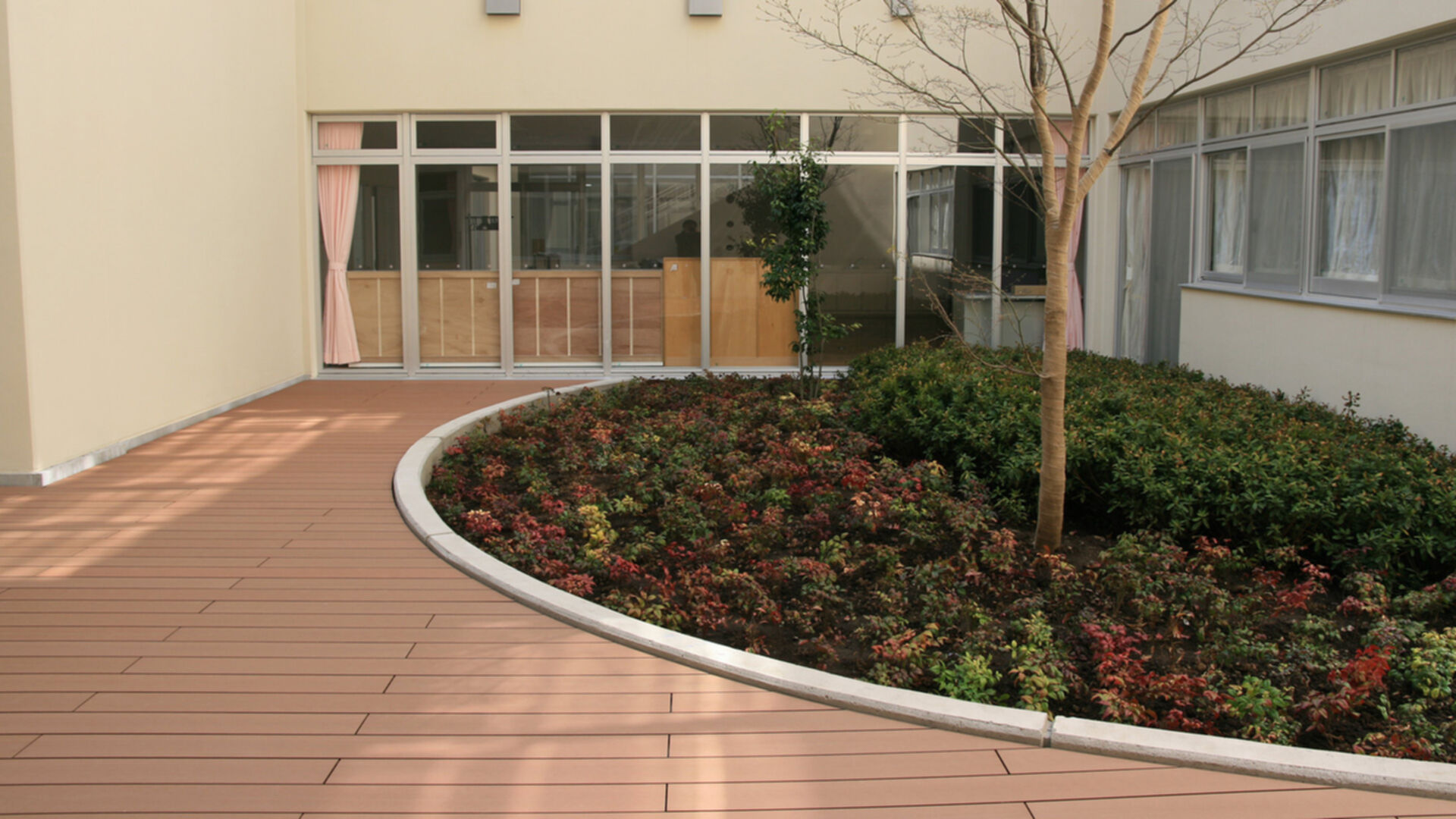 Institutionelle Einrichtungen_Terrasse Gewerbliche Nutzung_Gebogene Profilen