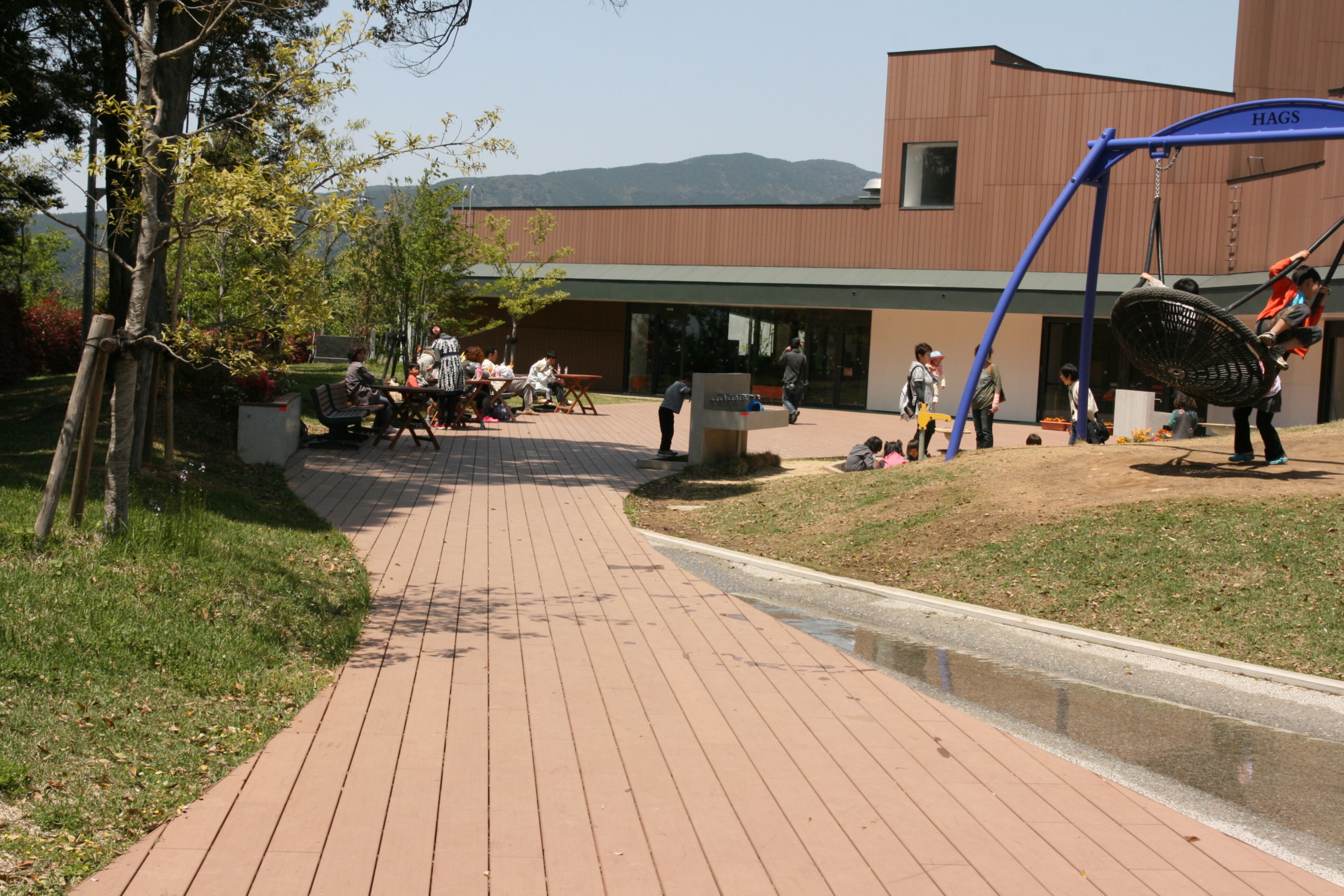 Institutionelle Einrichtungen_Terrasse Gewerbliche Nutzung_Gebogene Profilen