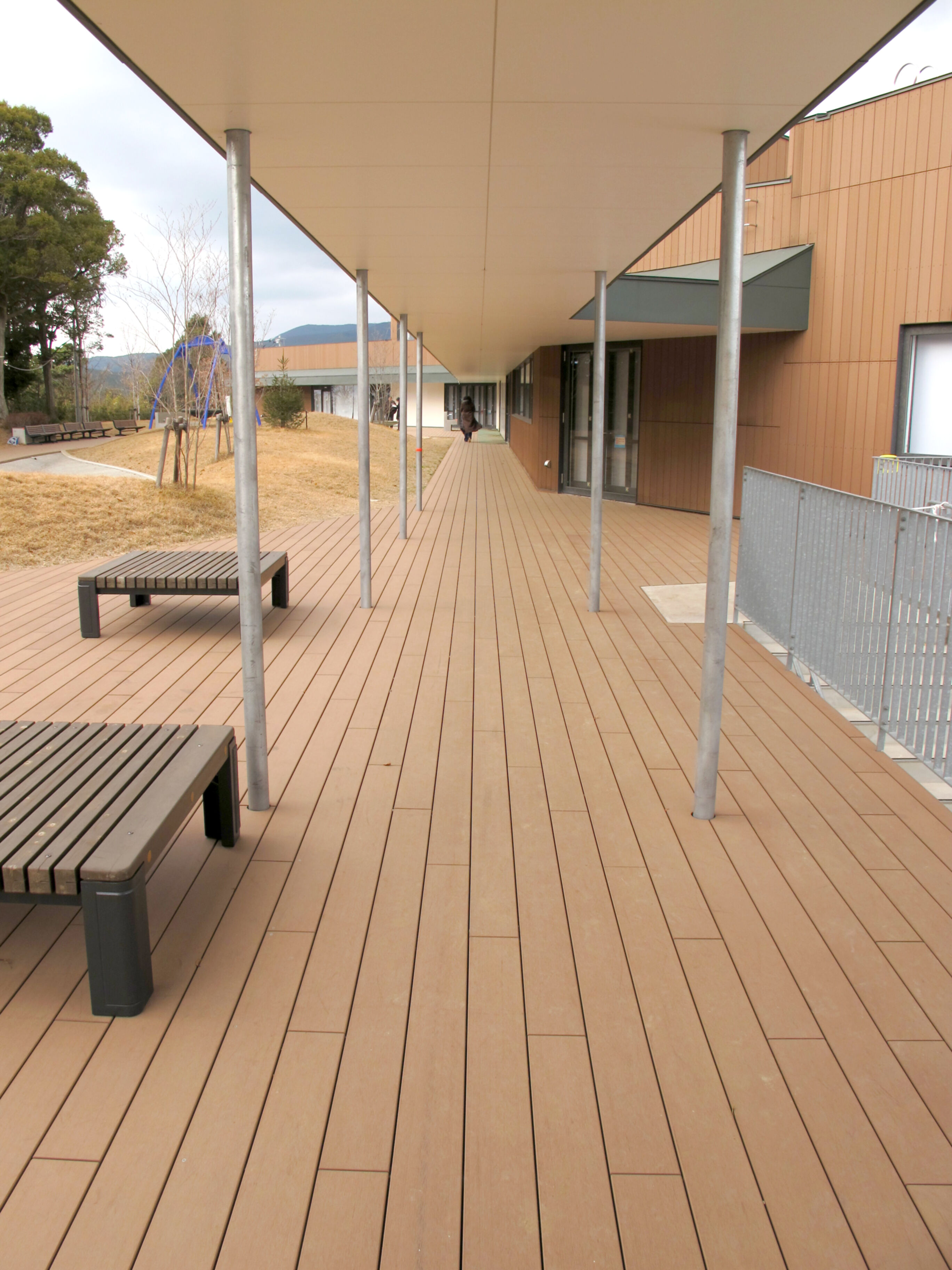 Institutionelle Einrichtungen_Terrasse Gewerbliche Nutzung_Gebogene Profilen