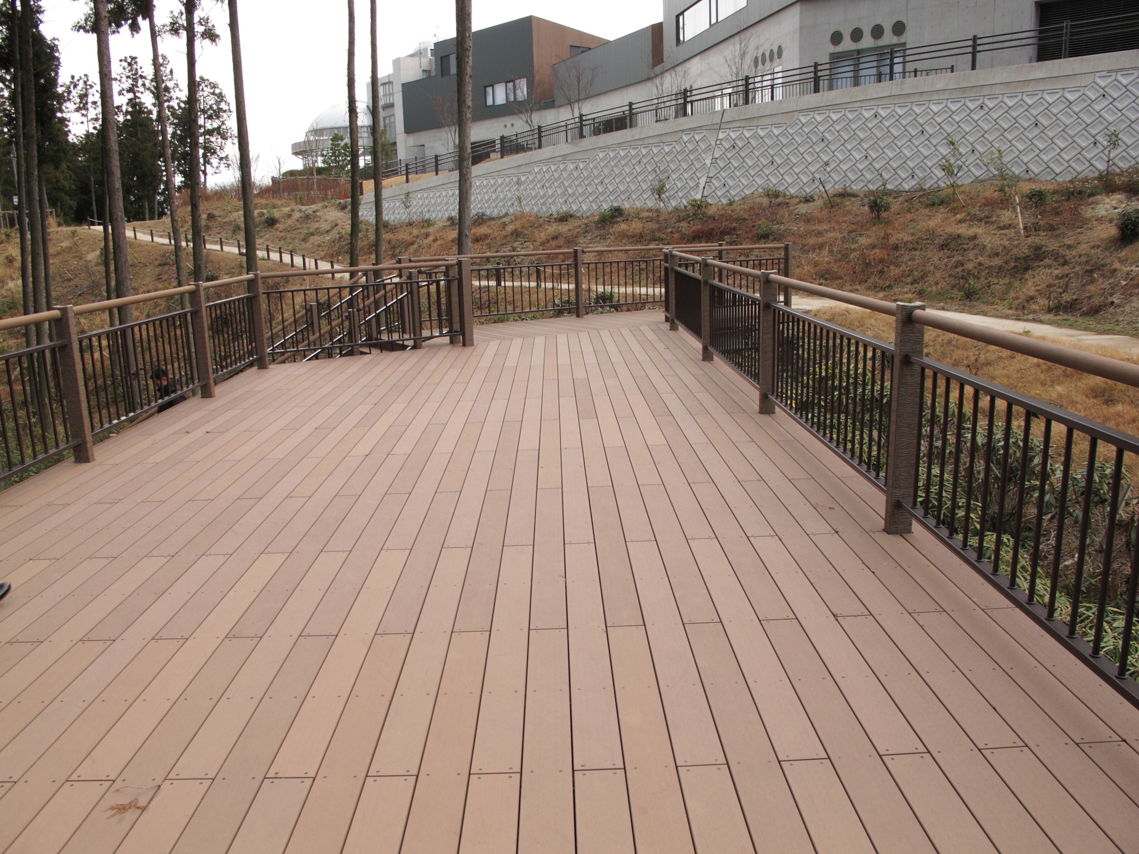 Institutionelle Einrichtungen_Terrasse Gewerbliche Nutzung_Gebogene Profilen