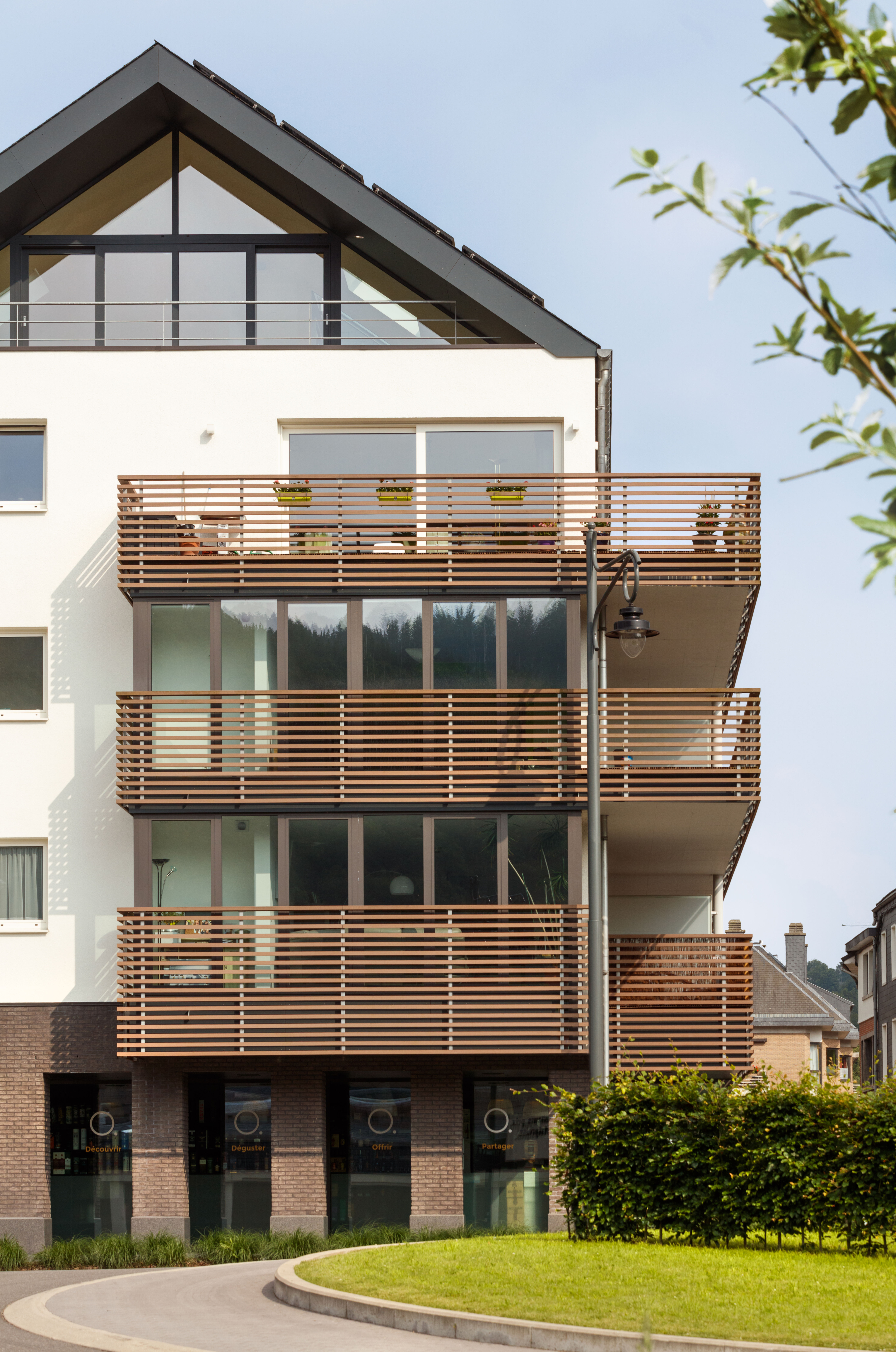 Wohngebäude_Geländer_Wohnhaus