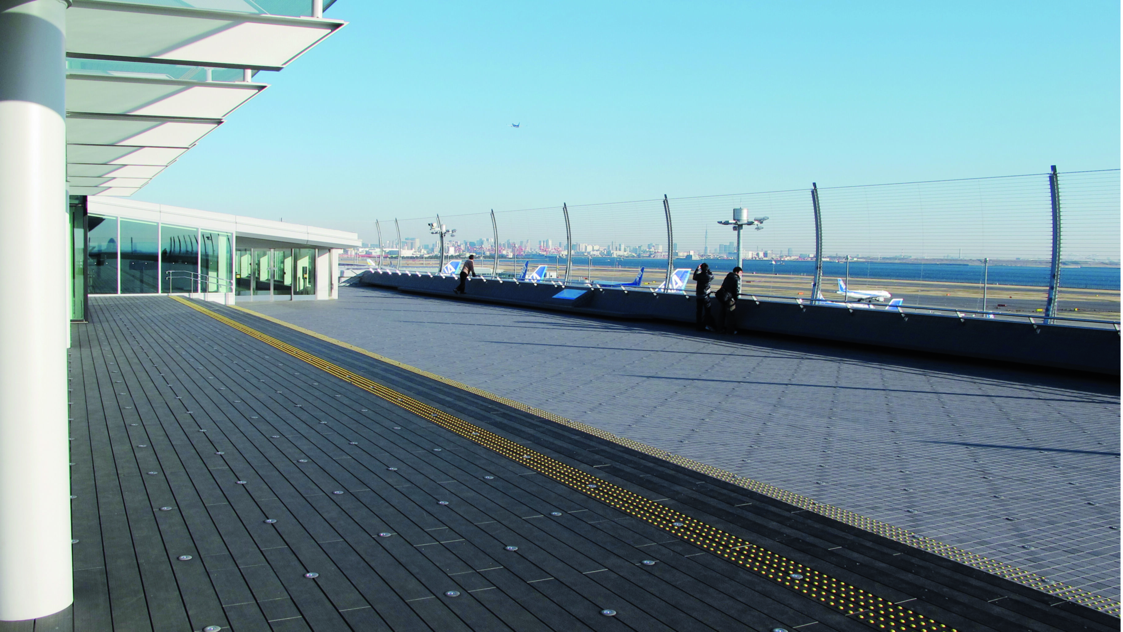 Transport-Einrichtungen_Terrasse Gewerbliche Nutzung_Vorzeigeprojekte - WPC holz 