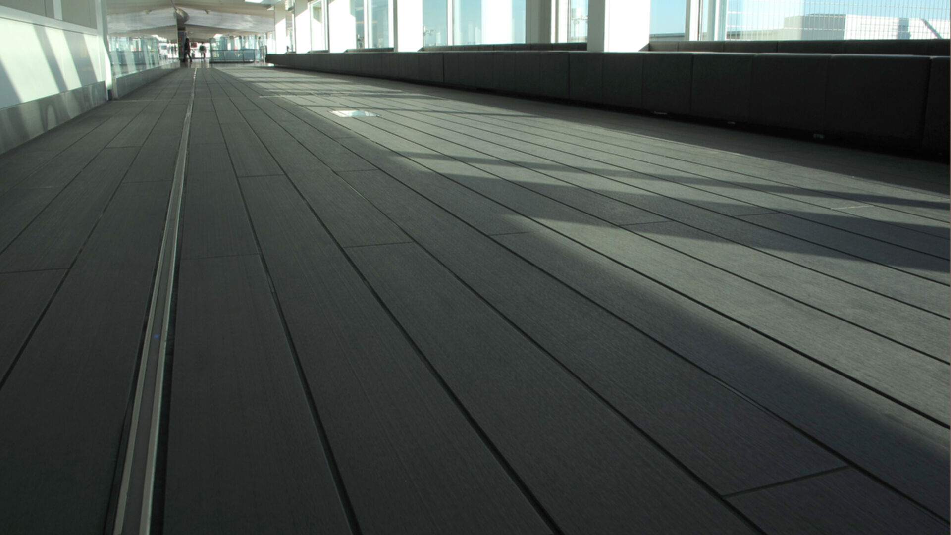 Transport-Einrichtungen_Terrasse Gewerbliche Nutzung_Vorzeigeprojekte - WPC holz 
