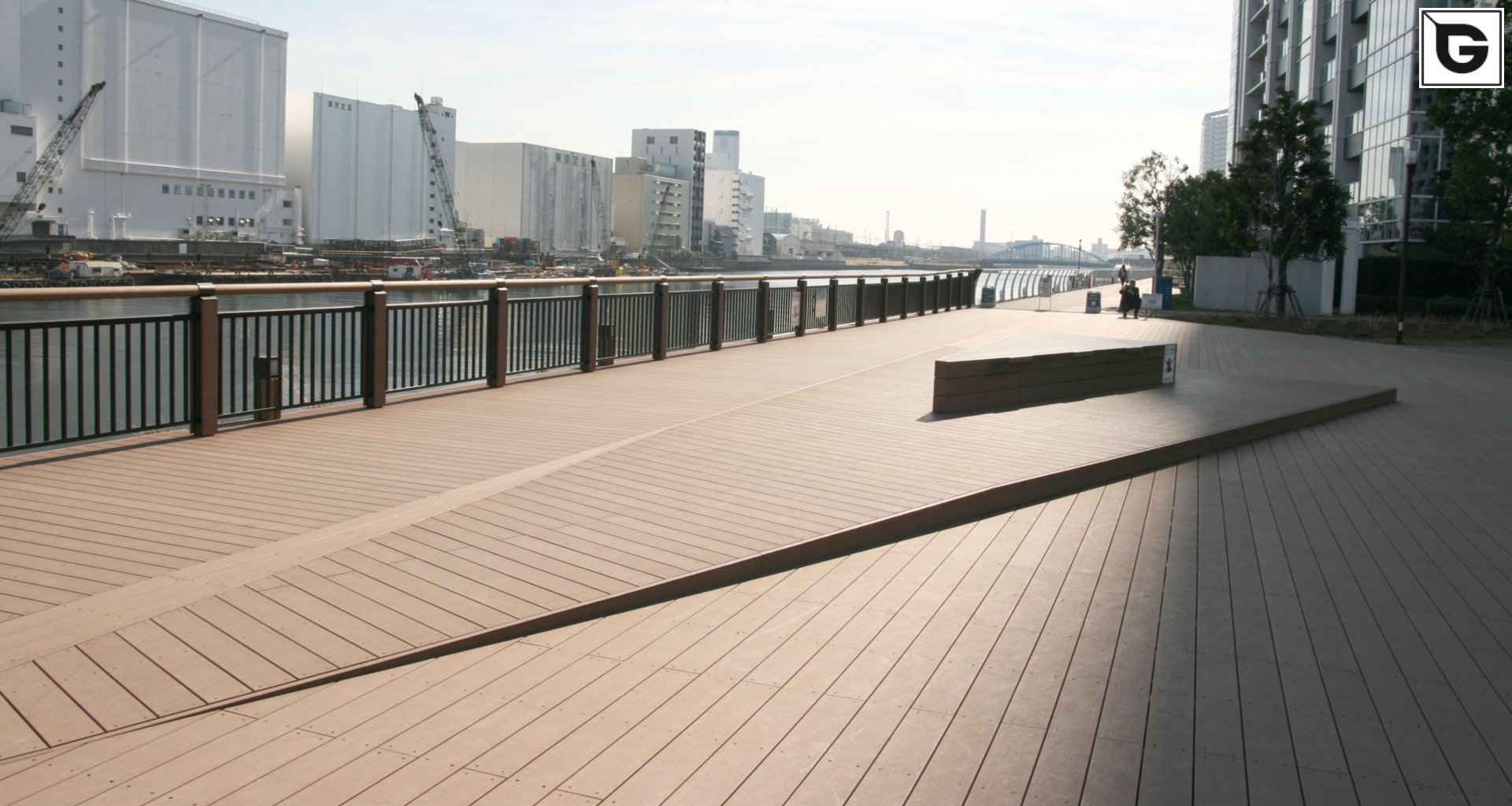 Einrichtungen_Terrasse Gewerbliche Nutzung_Am Wasser entlang