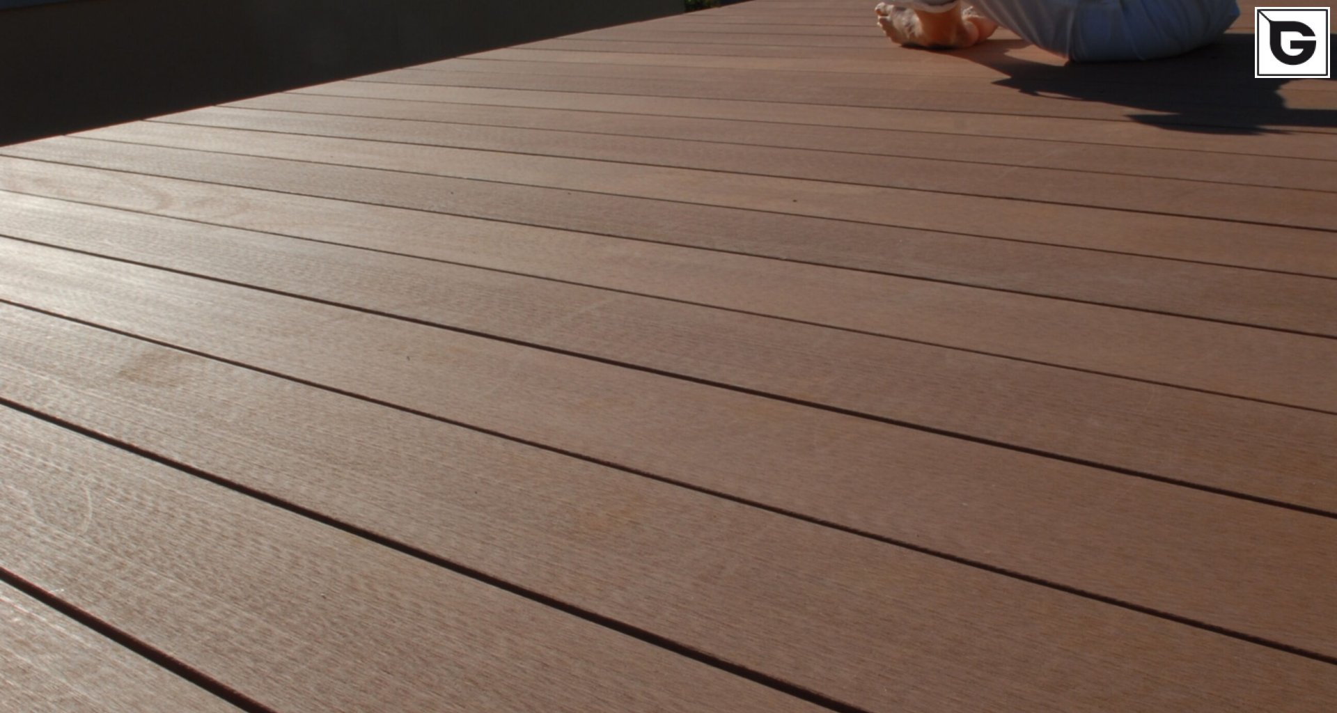 Einrichtungen_Schwimmbad deck_Am Wasser entlang