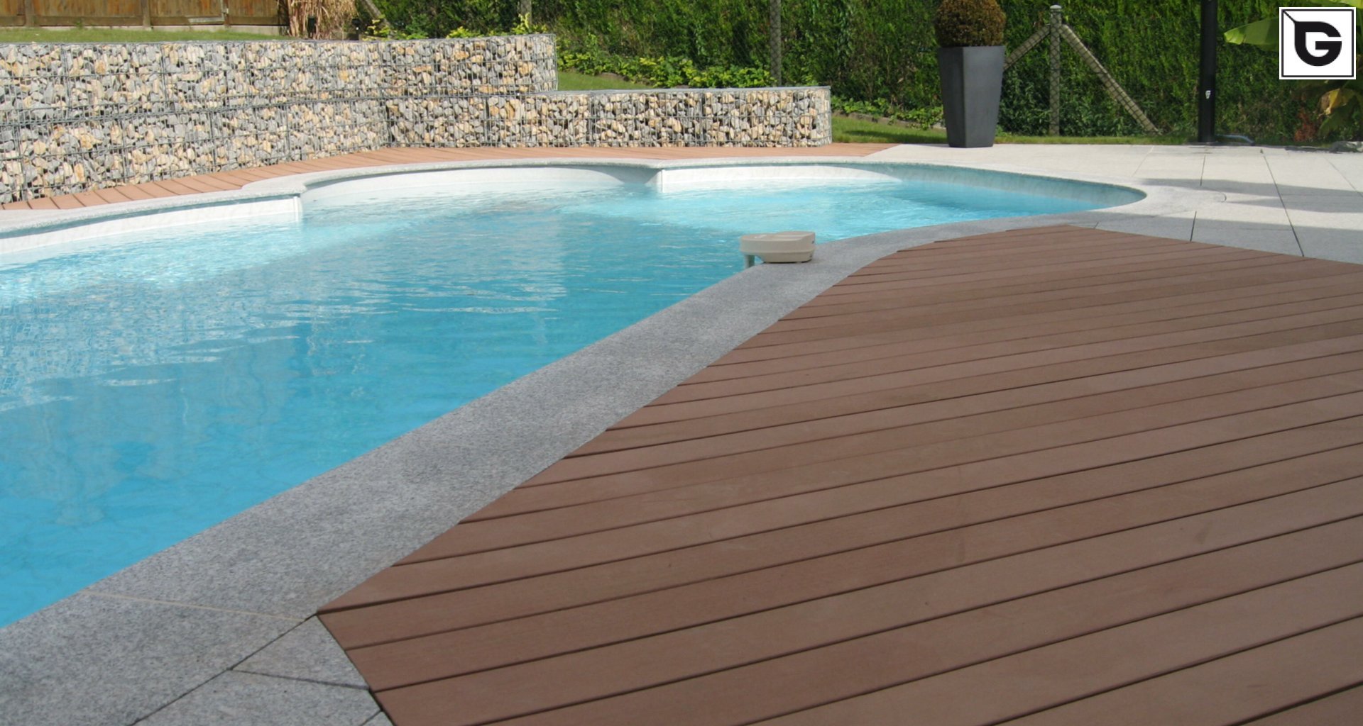 Einrichtungen_Schwimmbad deck_Am Wasser entlang