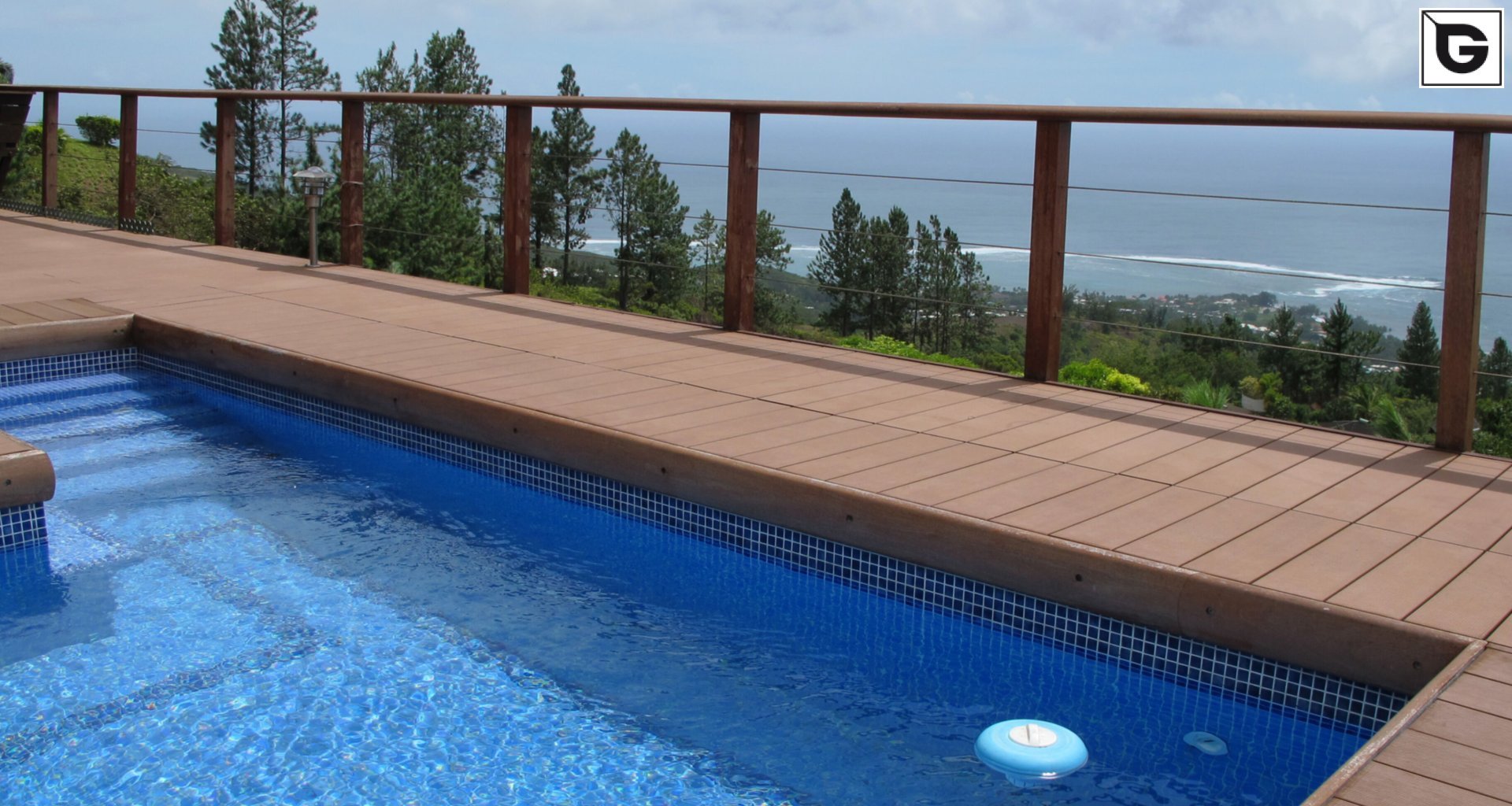 Einrichtungen_Schwimmbad deck_Am Wasser entlang