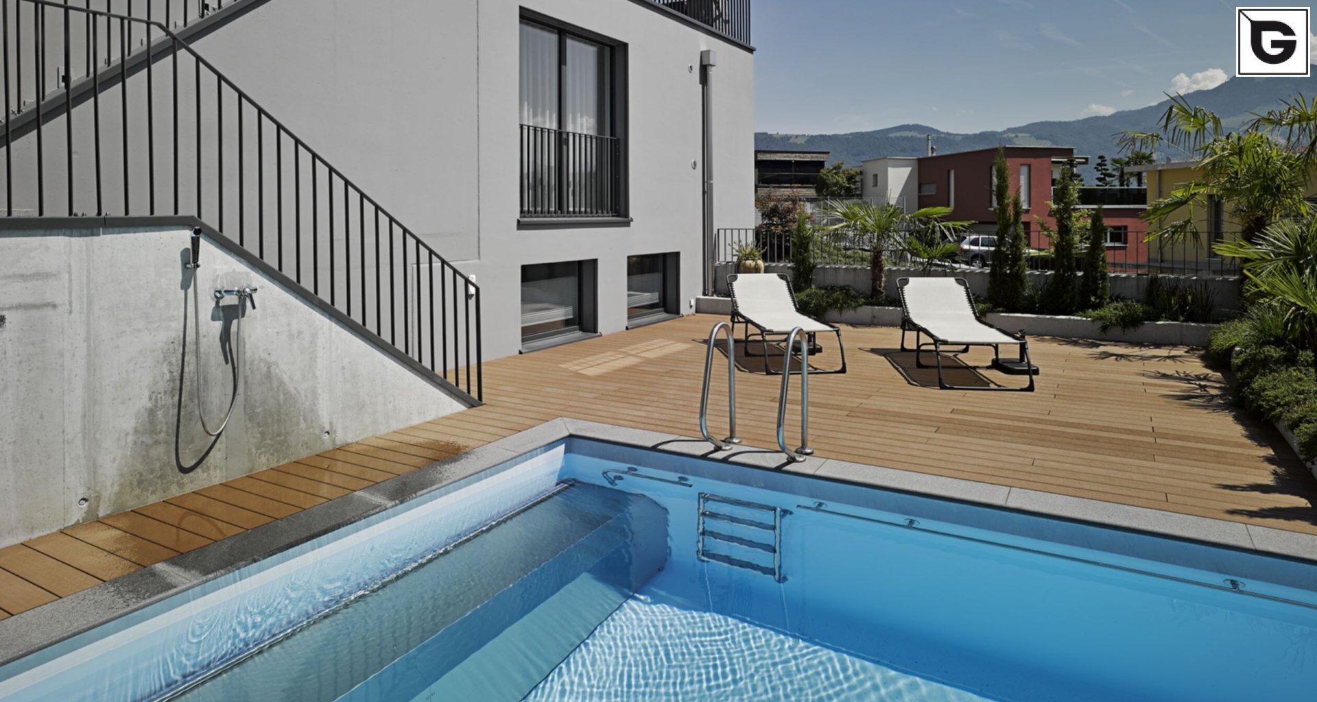 Einrichtungen_Schwimmbad deck_Am Wasser entlang