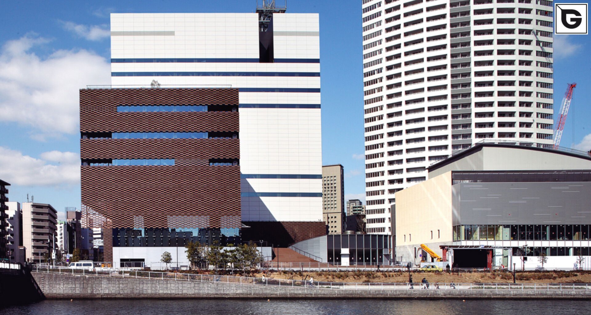 Verwaltungsgebäude_Offene Fassadenverkleidung - horiz._Büros