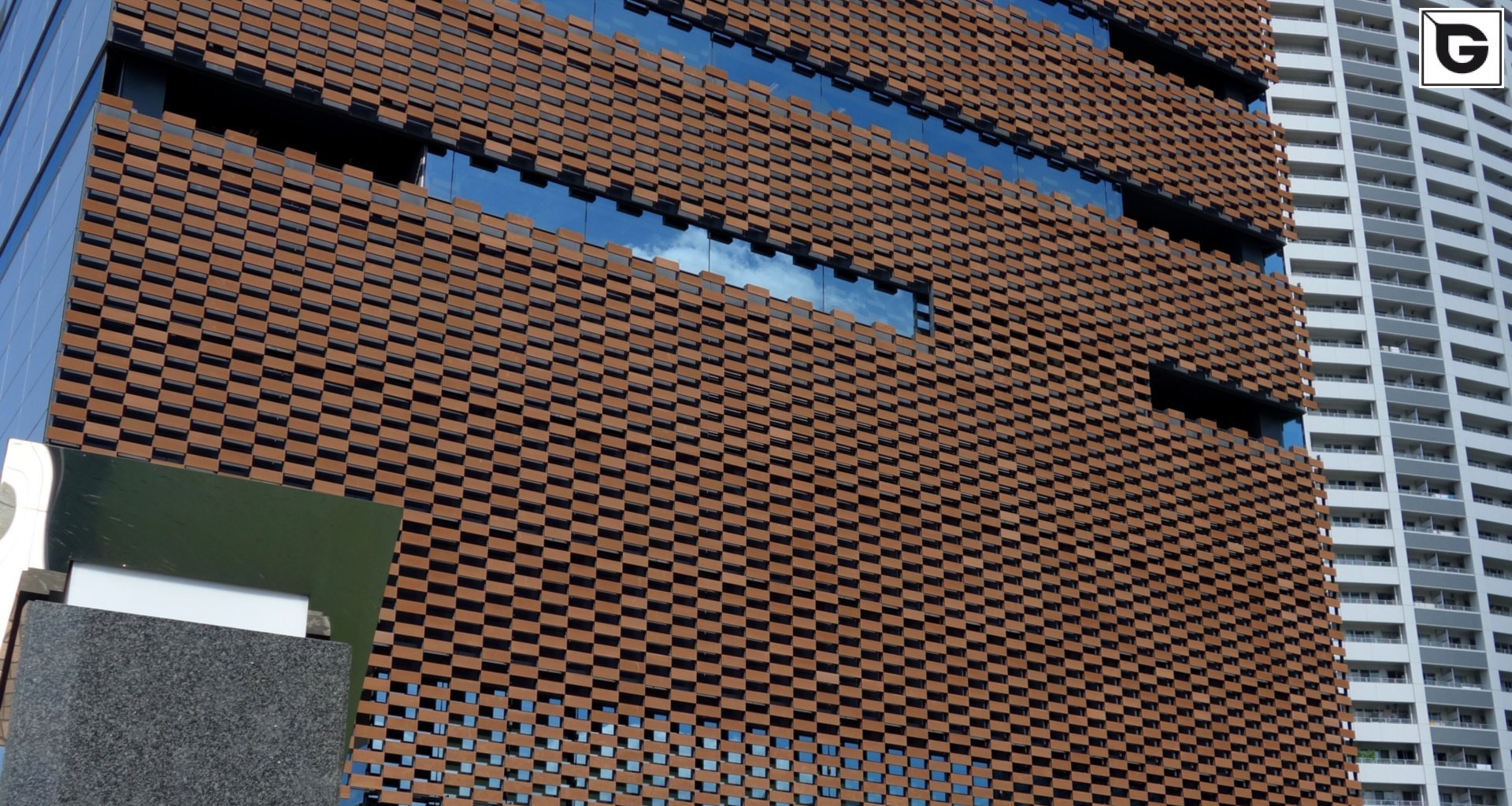 Verwaltungsgebäude_Offene Fassadenverkleidung - horiz._Büros