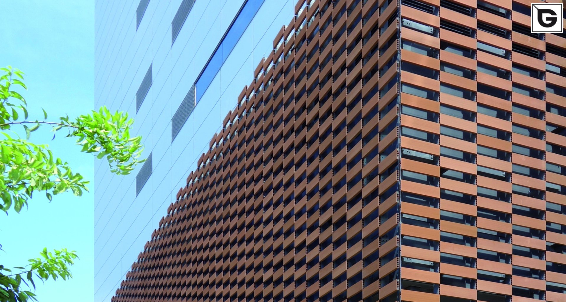 Verwaltungsgebäude_Offene Fassadenverkleidung - horiz._Büros