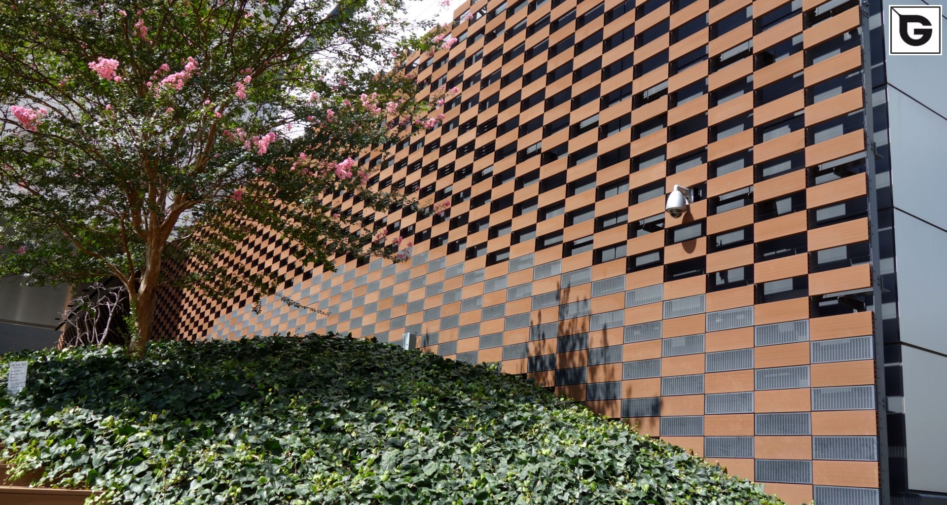 Verwaltungsgebäude_Offene Fassadenverkleidung - horiz._Büros