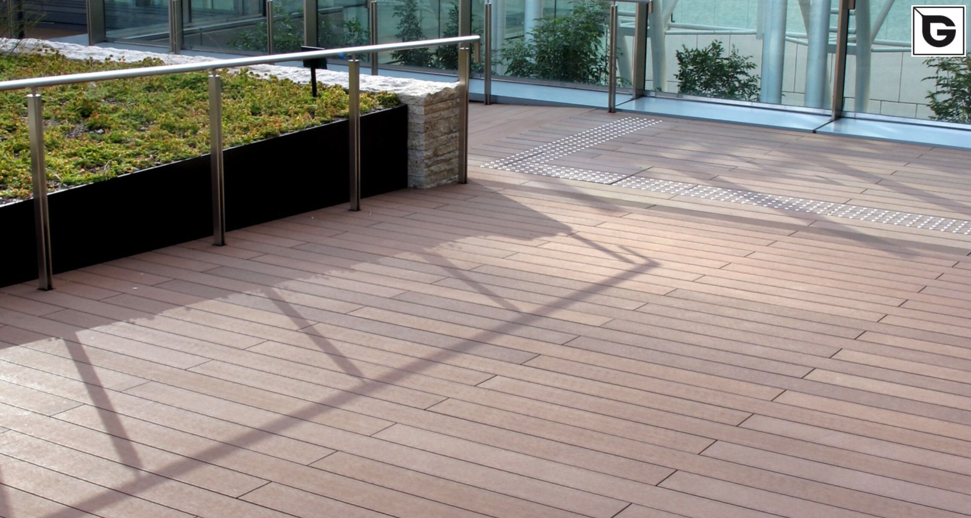 Verwaltungsgebäude_Dachanlage, Balk., Laufgang_Büros