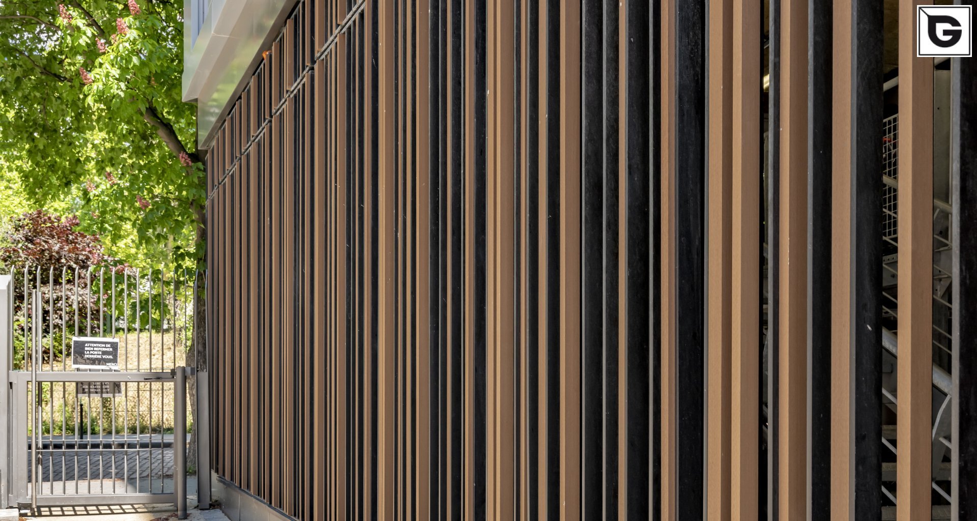 Verwaltungsgebäude_Offene Fassadenverkleidung - verti._Büros