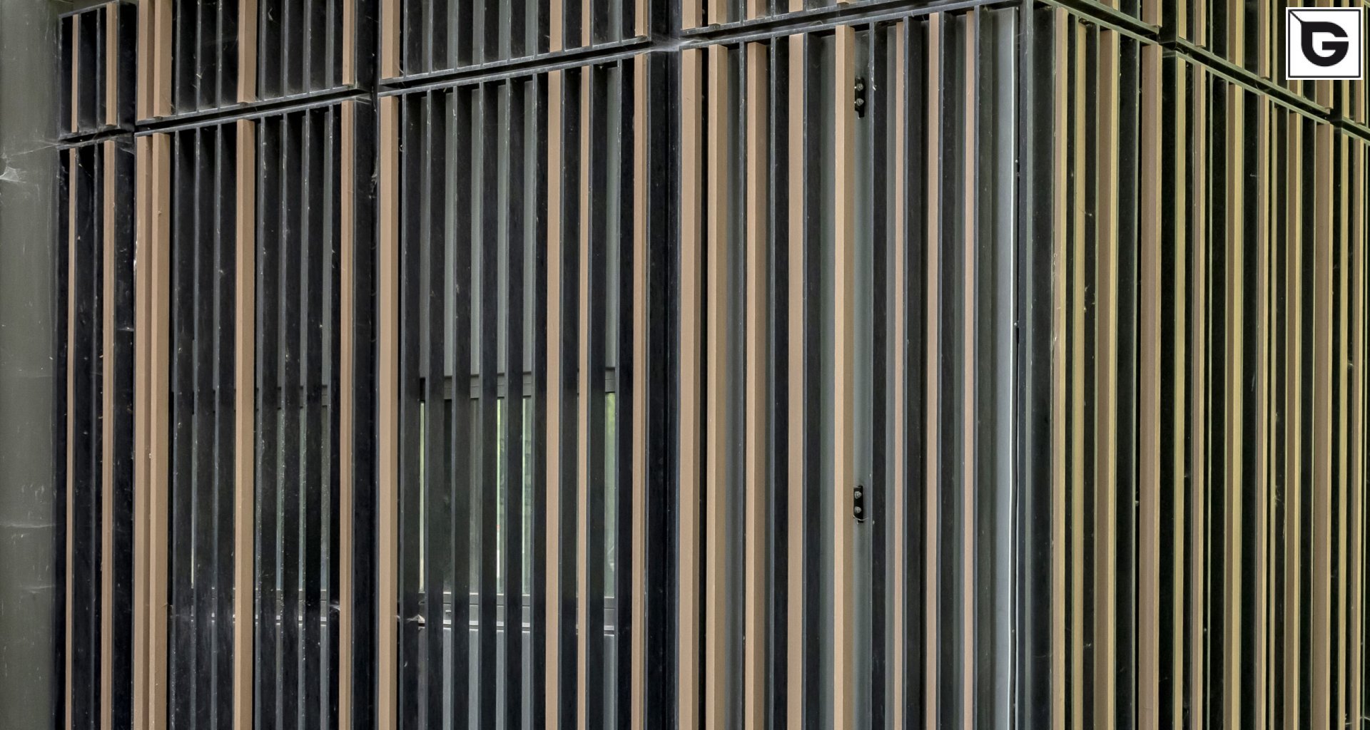 Verwaltungsgebäude_Offene Fassadenverkleidung - verti._Büros