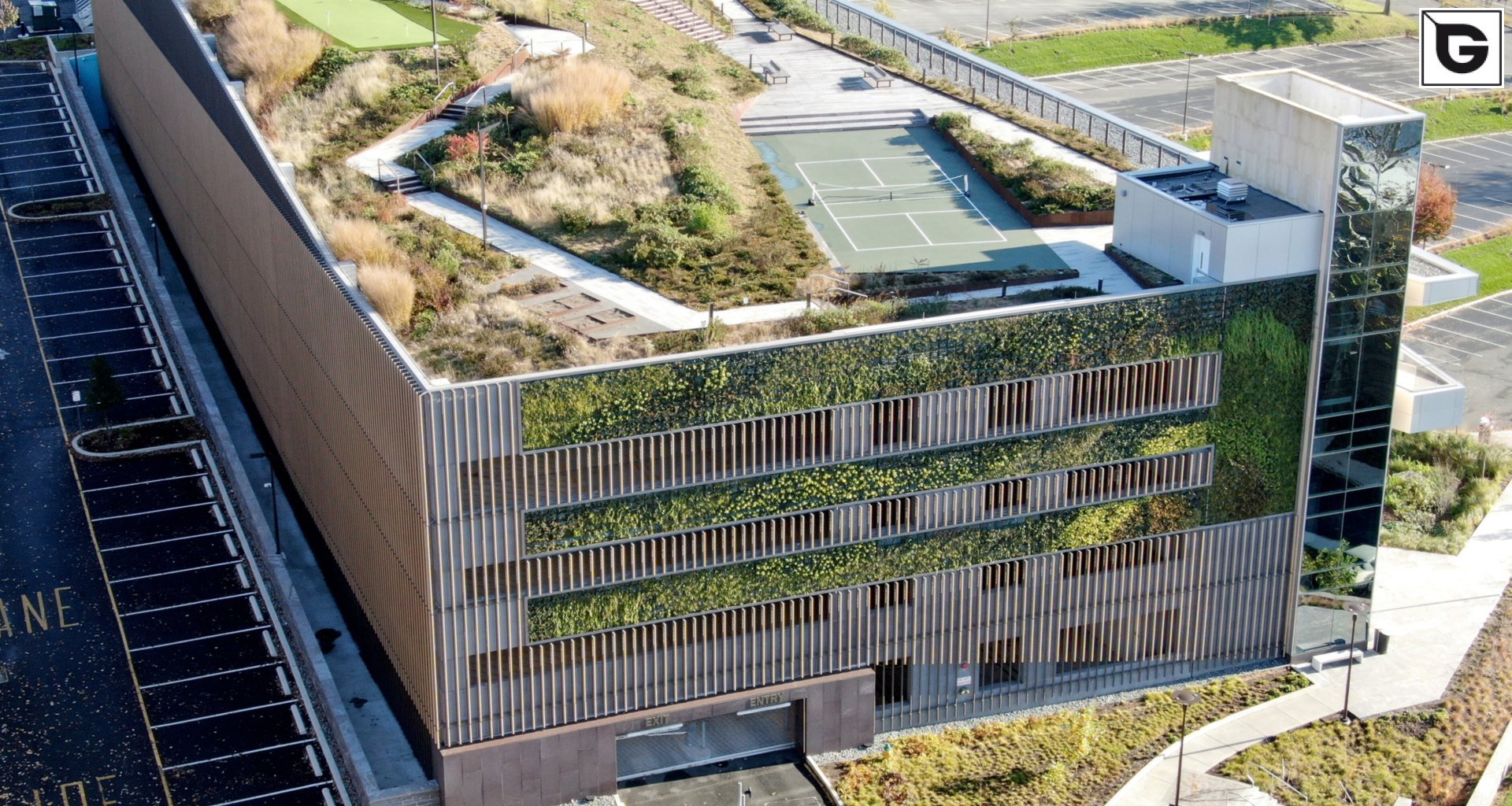 Verwaltungsgebäude_Geländer_Vorzeigeprojekte - Hybrid holz