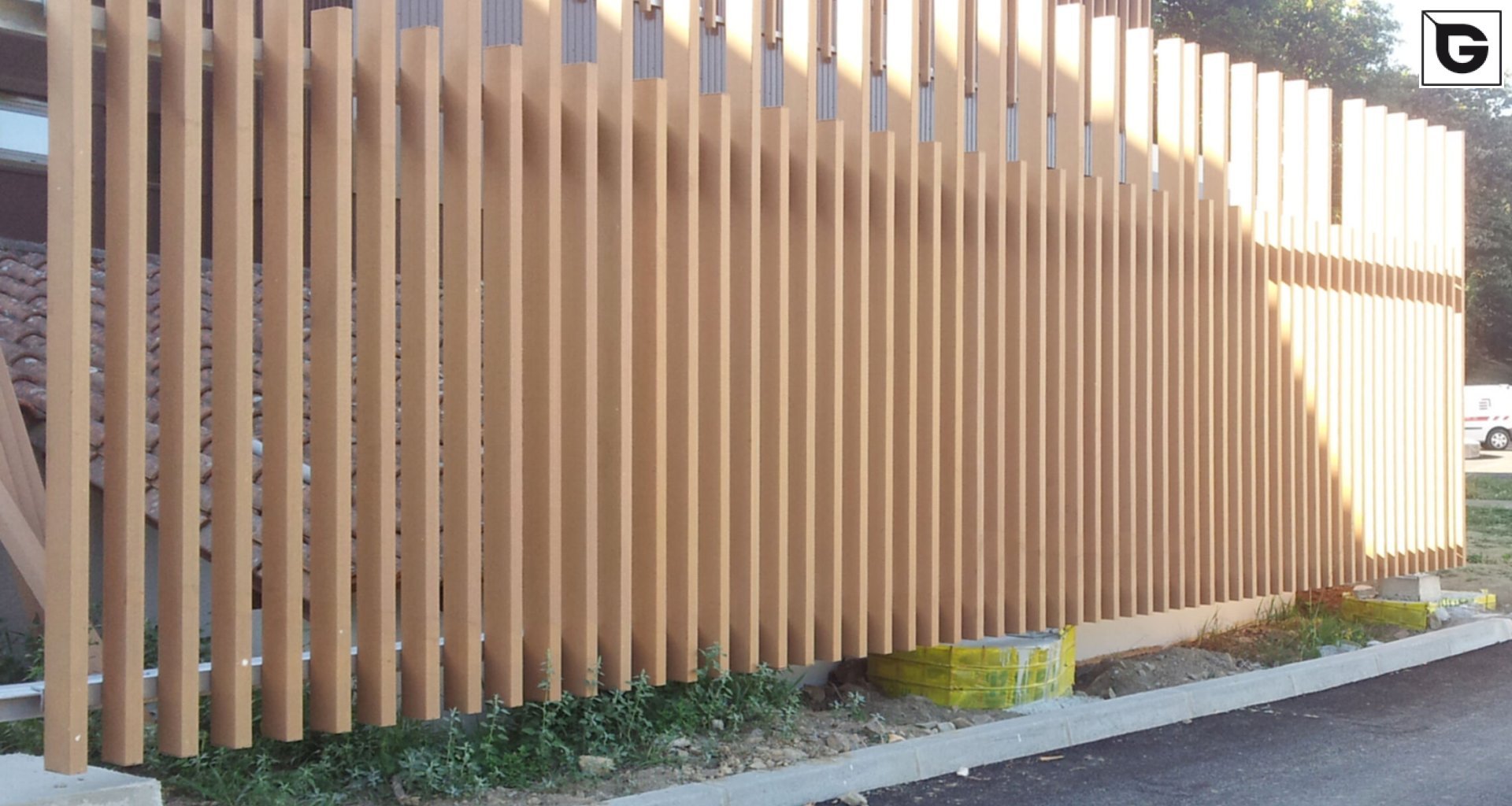 Industrielle Gebäude_Offene Fassadenverkleidung - verti._Industriegebäude