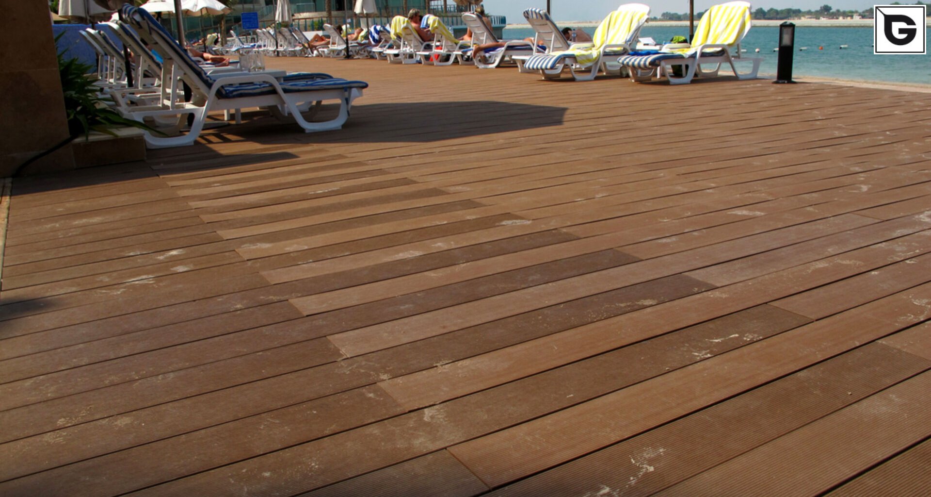 Restaurant und Hotelgewerbe_Schwimmbad deck_Am Wasser entlang