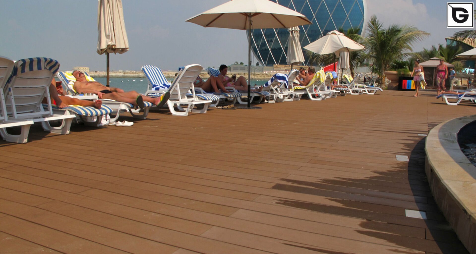 Restaurant und Hotelgewerbe_Schwimmbad deck_Am Wasser entlang