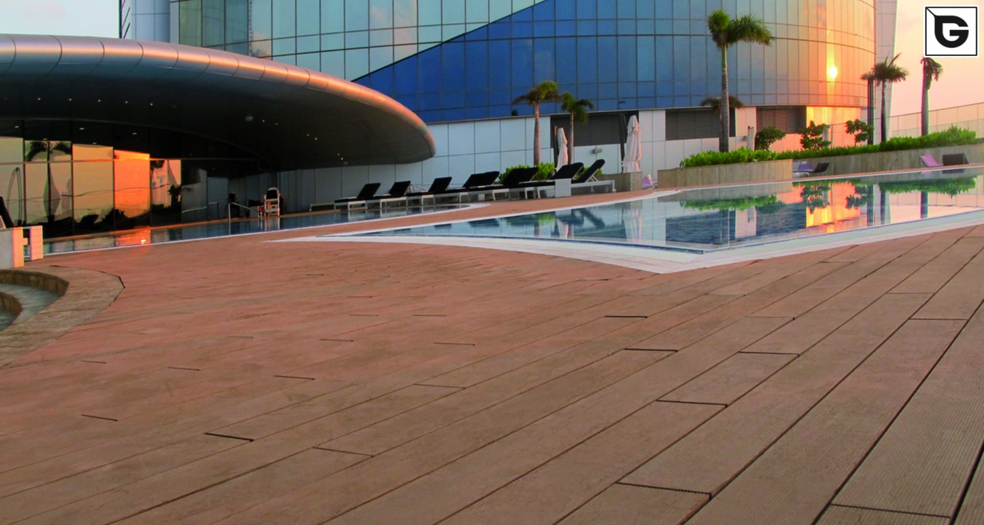 Restaurant und Hotelgewerbe_Schwimmbad deck_Am Wasser entlang