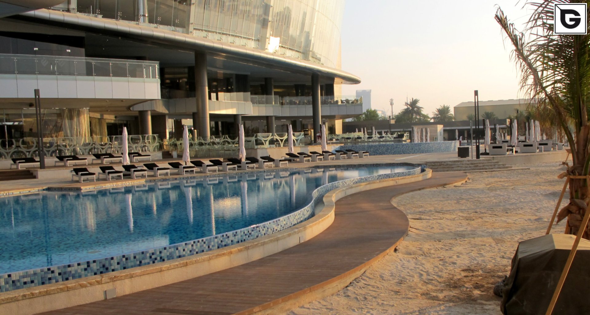 Restaurant und Hotelgewerbe_Schwimmbad deck_Am Wasser entlang