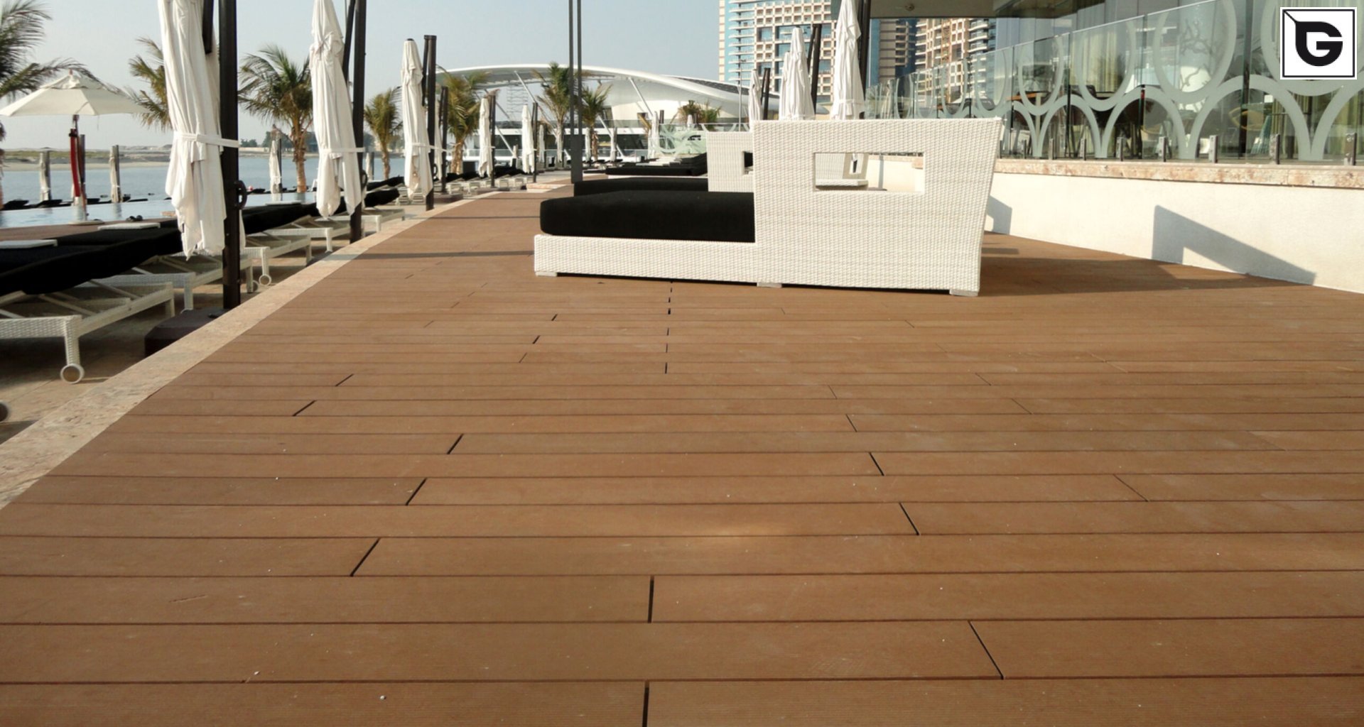 Restaurant und Hotelgewerbe_Schwimmbad deck_Am Wasser entlang