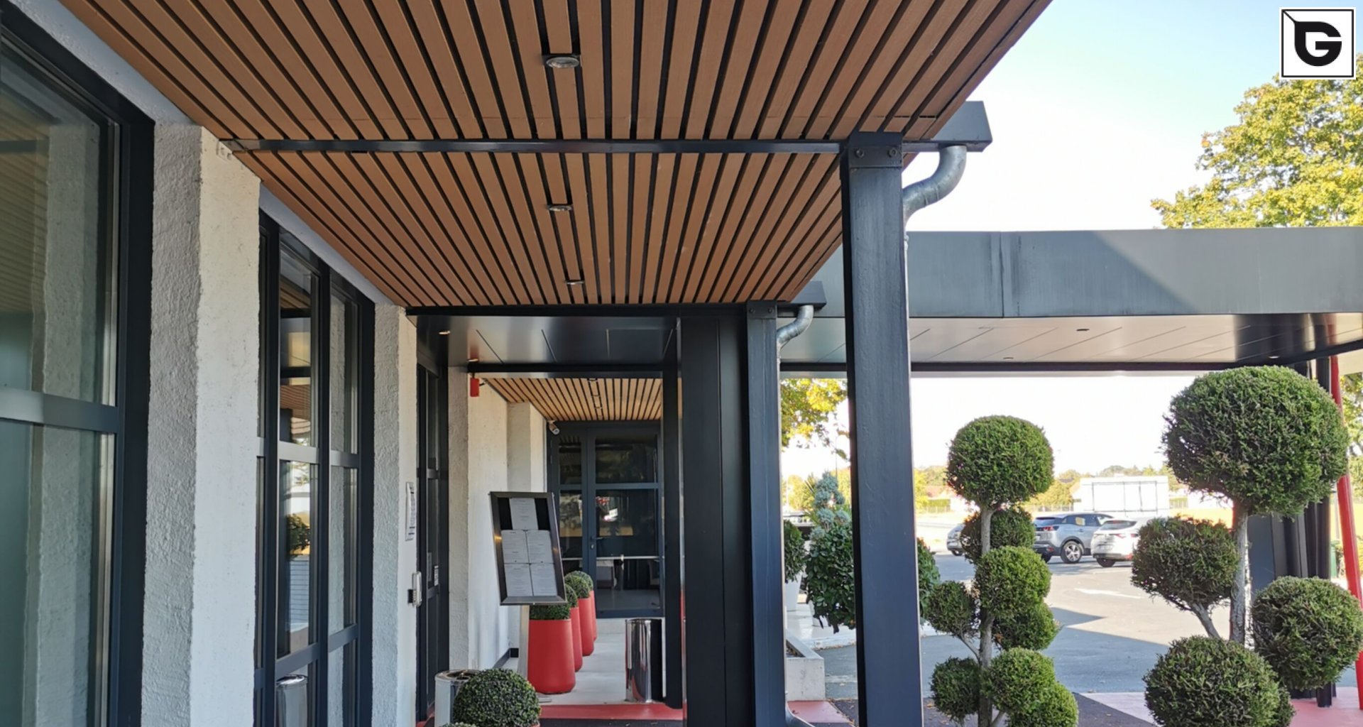 Restaurant und Hotelgewerbe_Offene Fassadenverkleidung - horiz._Hotel