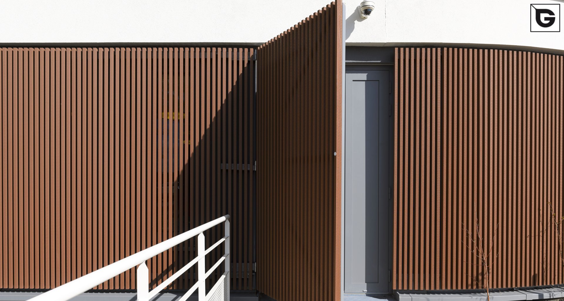 Institutionelle Einrichtungen_Offene Fassadenverkleidung - verti._Krankenhaus, Arztpraxis