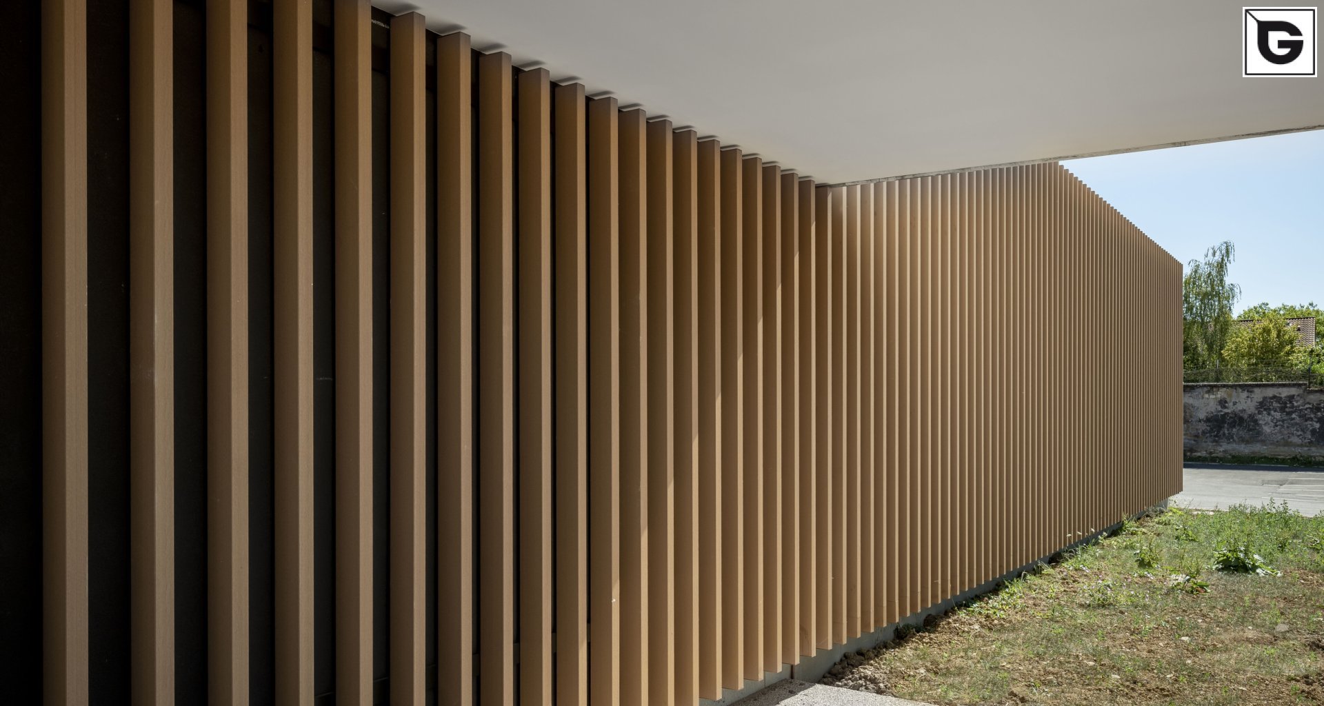 Institutionelle Einrichtungen_Offene Fassadenverkleidung - verti._Krankenhaus, Arztpraxis