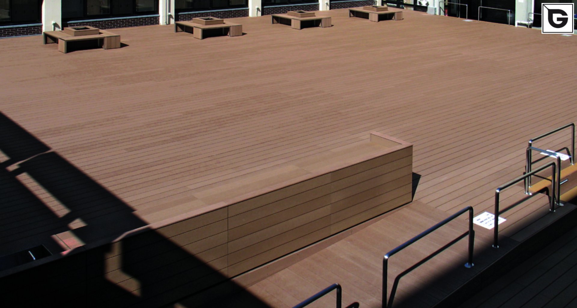 Institutionelle Einrichtungen_Terrasse Gewerbliche Nutzung_Gebogene Profilen