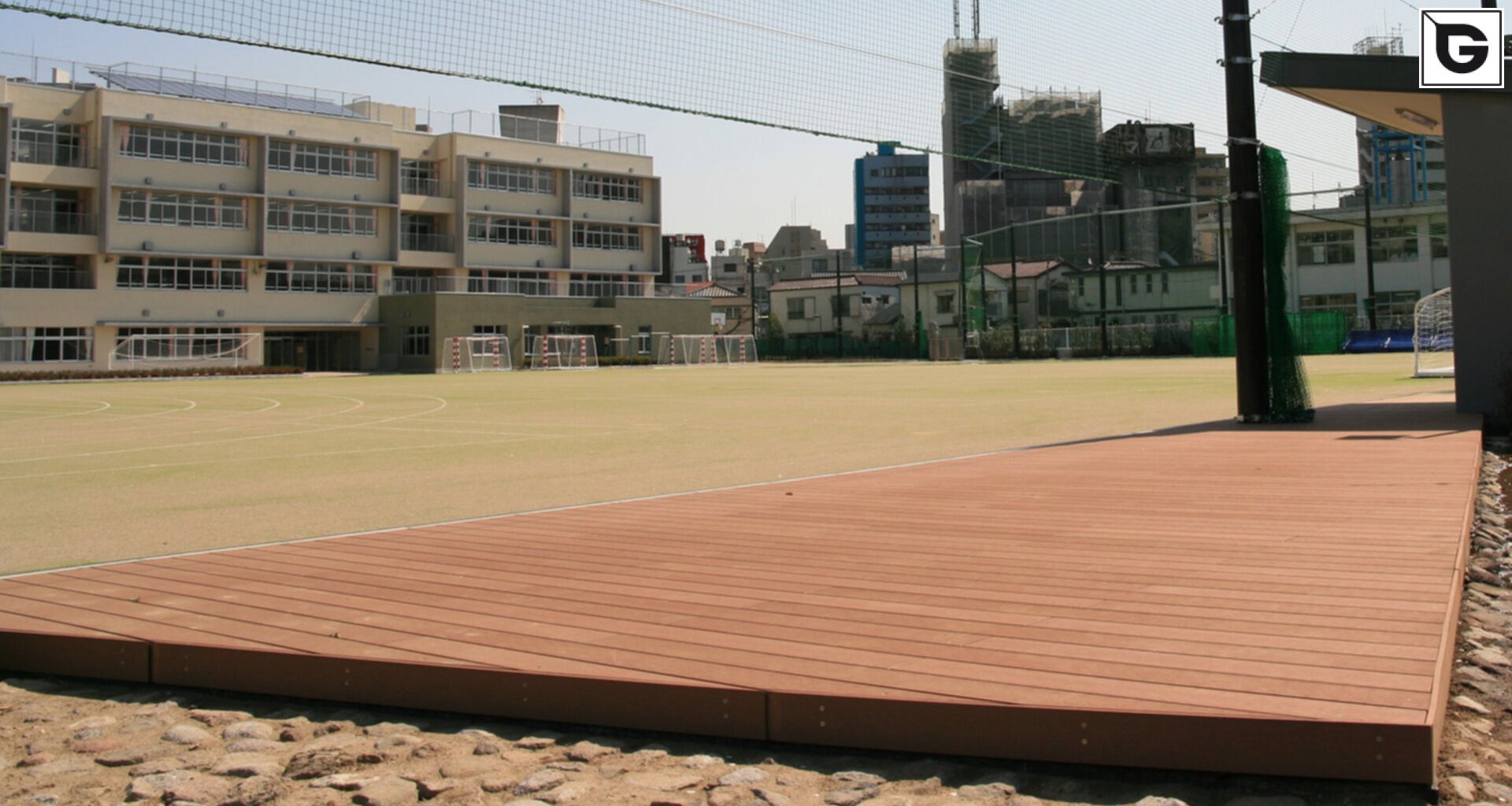 Institutionelle Einrichtungen_Terrasse Gewerbliche Nutzung_Gebogene Profilen
