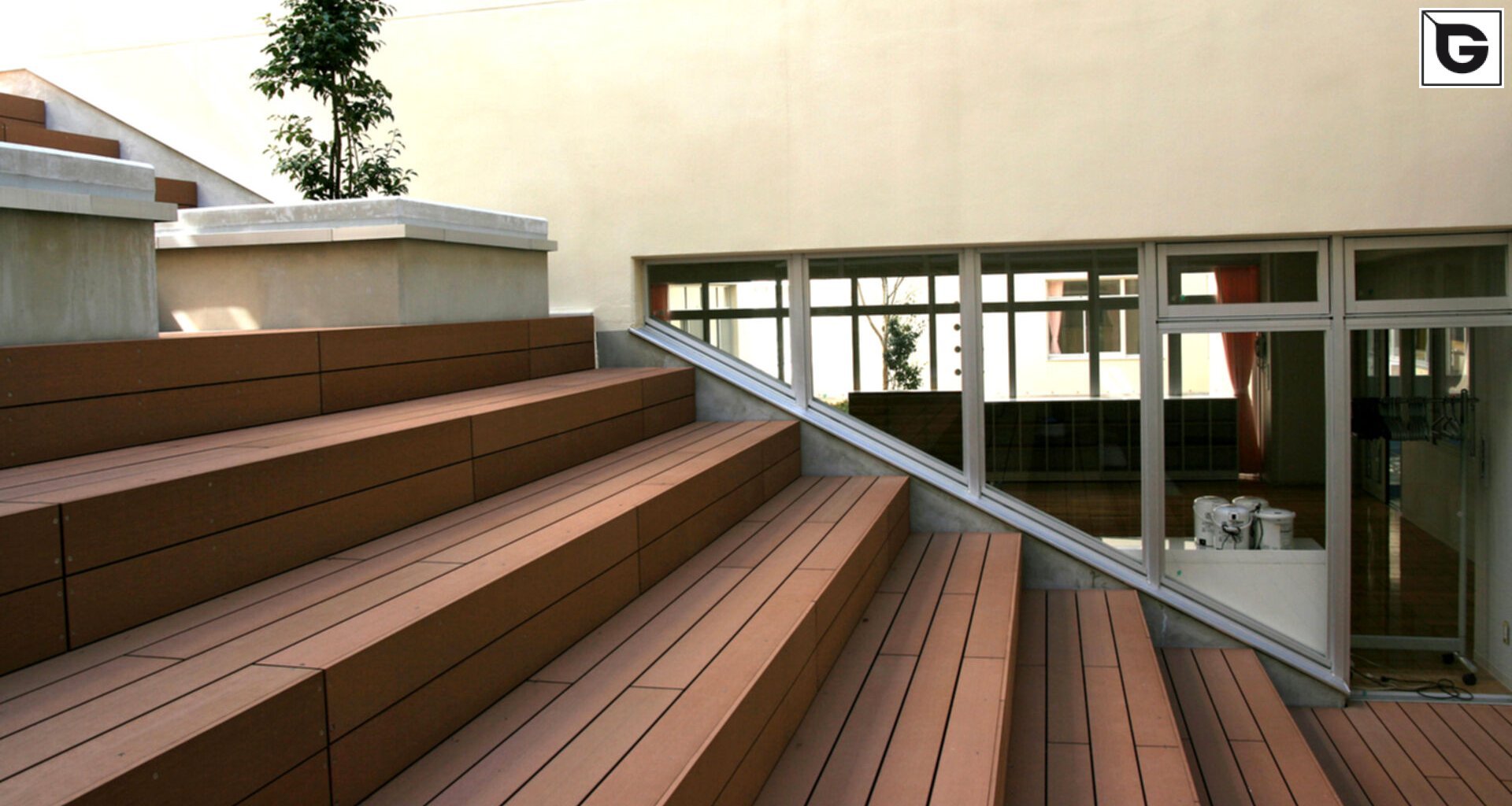 Institutionelle Einrichtungen_Treppen, Stufen & Tribünen_Gebogene Profilen