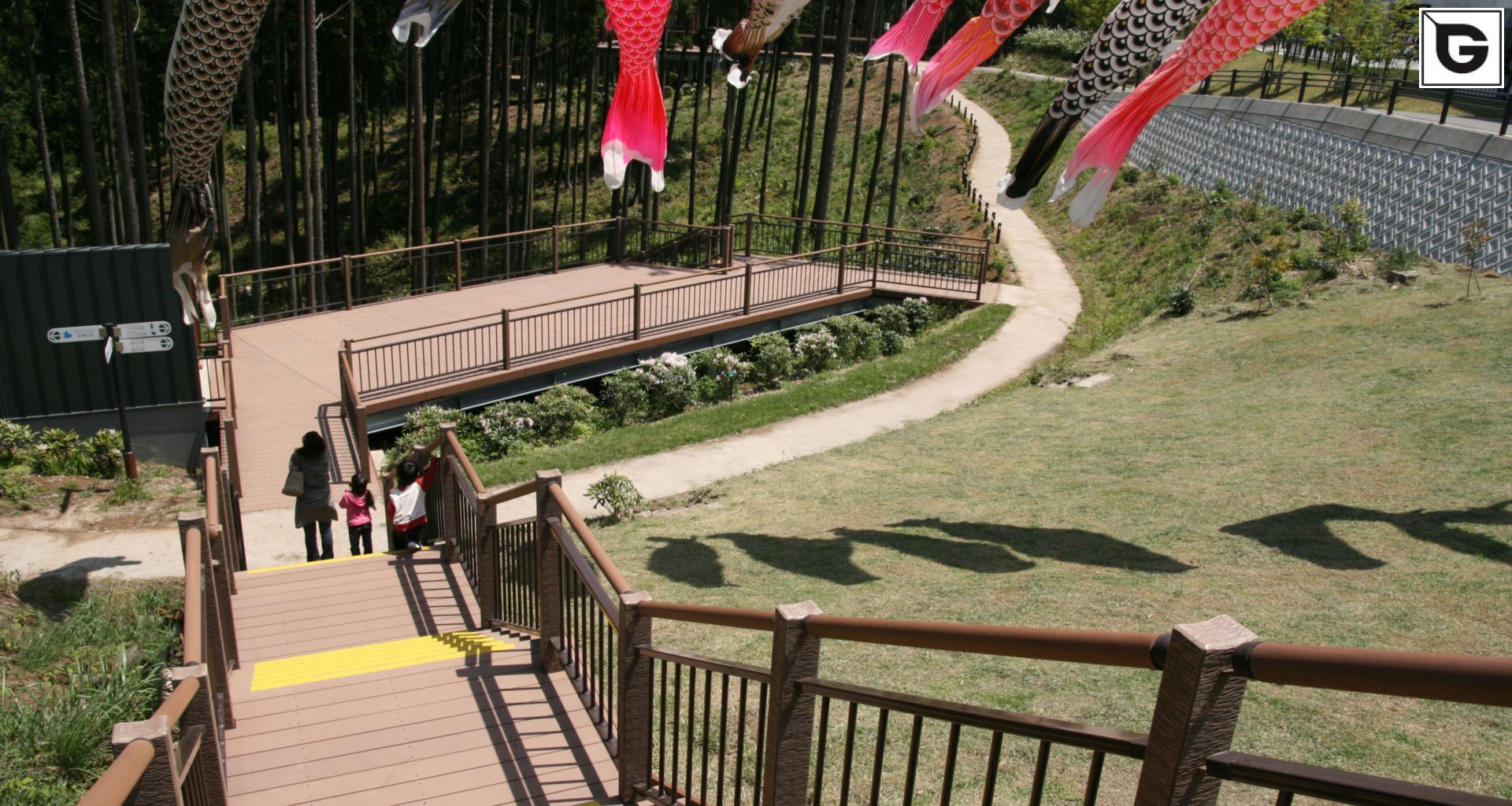 Institutionelle Einrichtungen_Treppen, Stufen & Tribünen_Gebogene Profilen