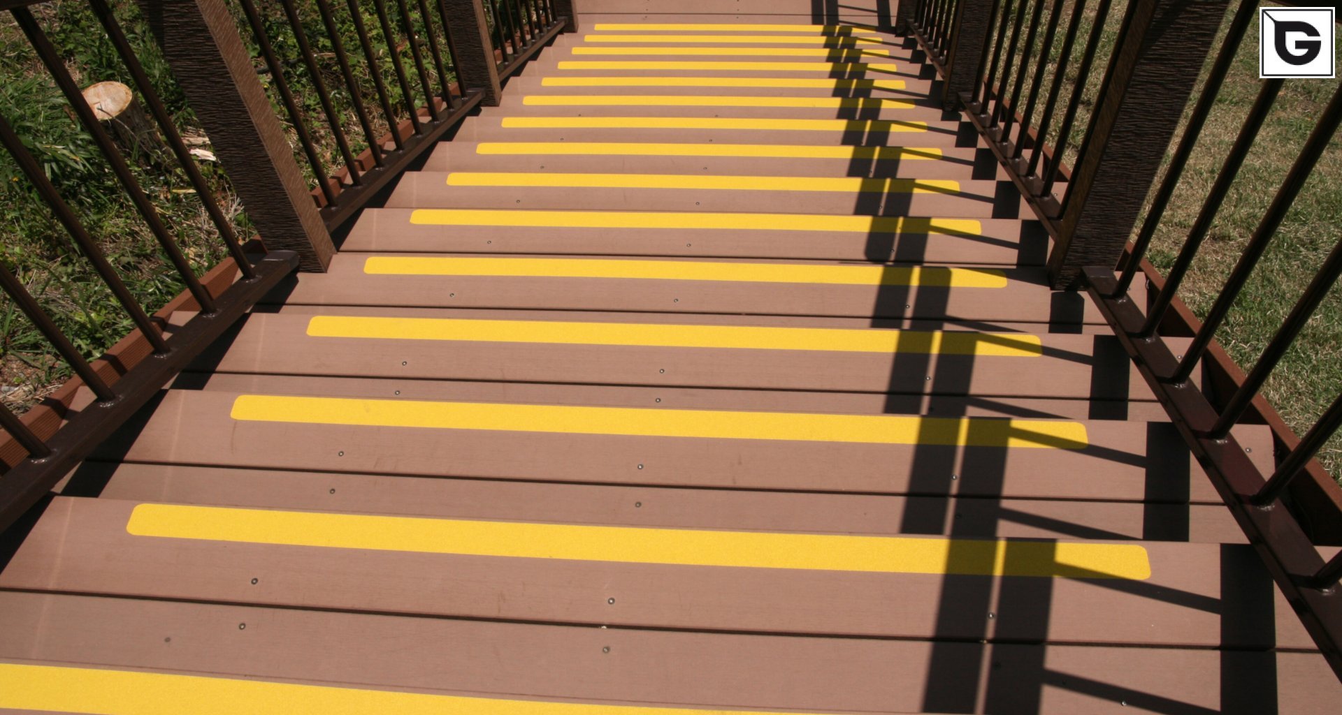 Institutionelle Einrichtungen_Treppen, Stufen & Tribünen_Gebogene Profilen