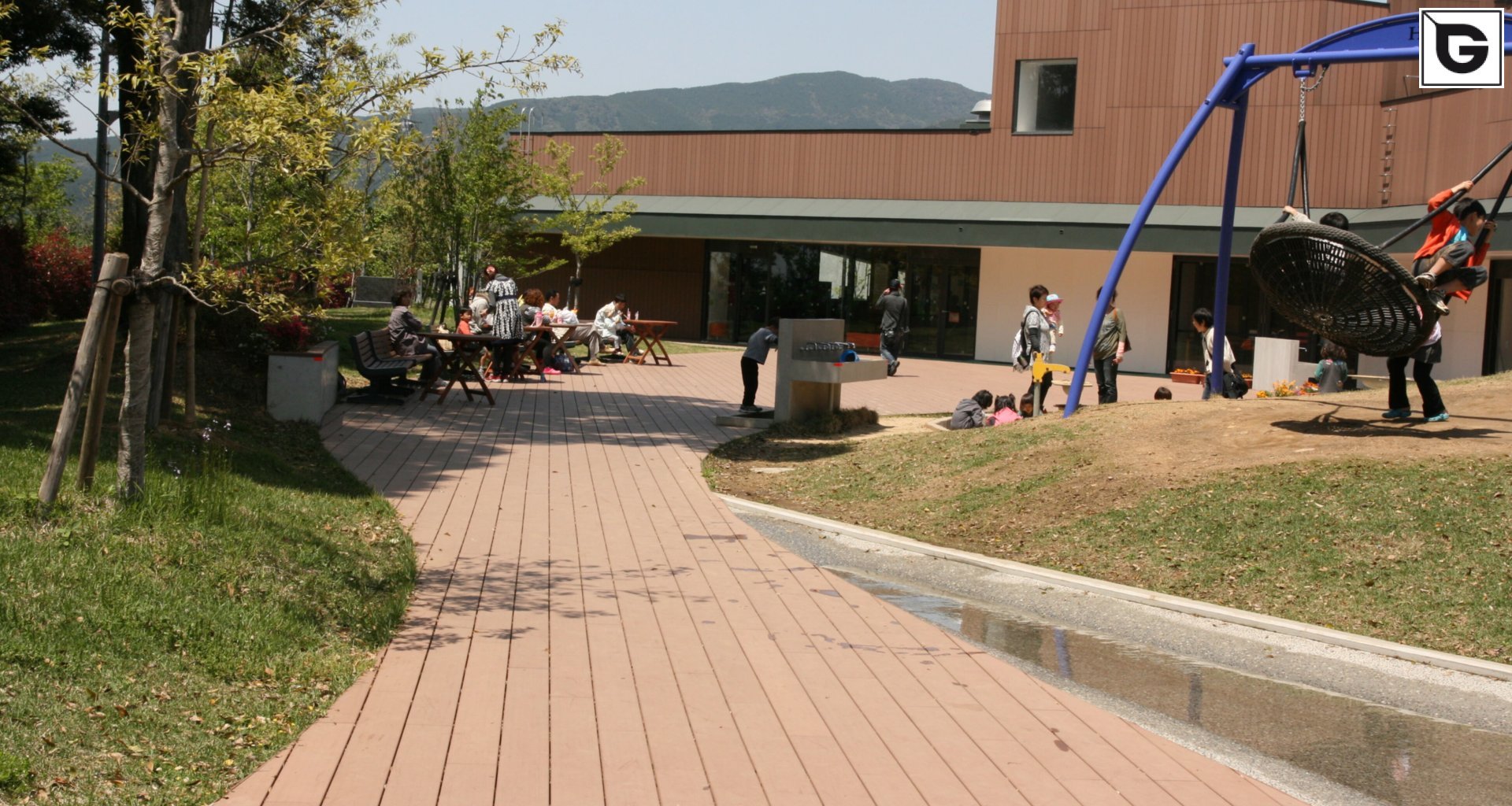 Institutionelle Einrichtungen_Terrasse Gewerbliche Nutzung_Gebogene Profilen