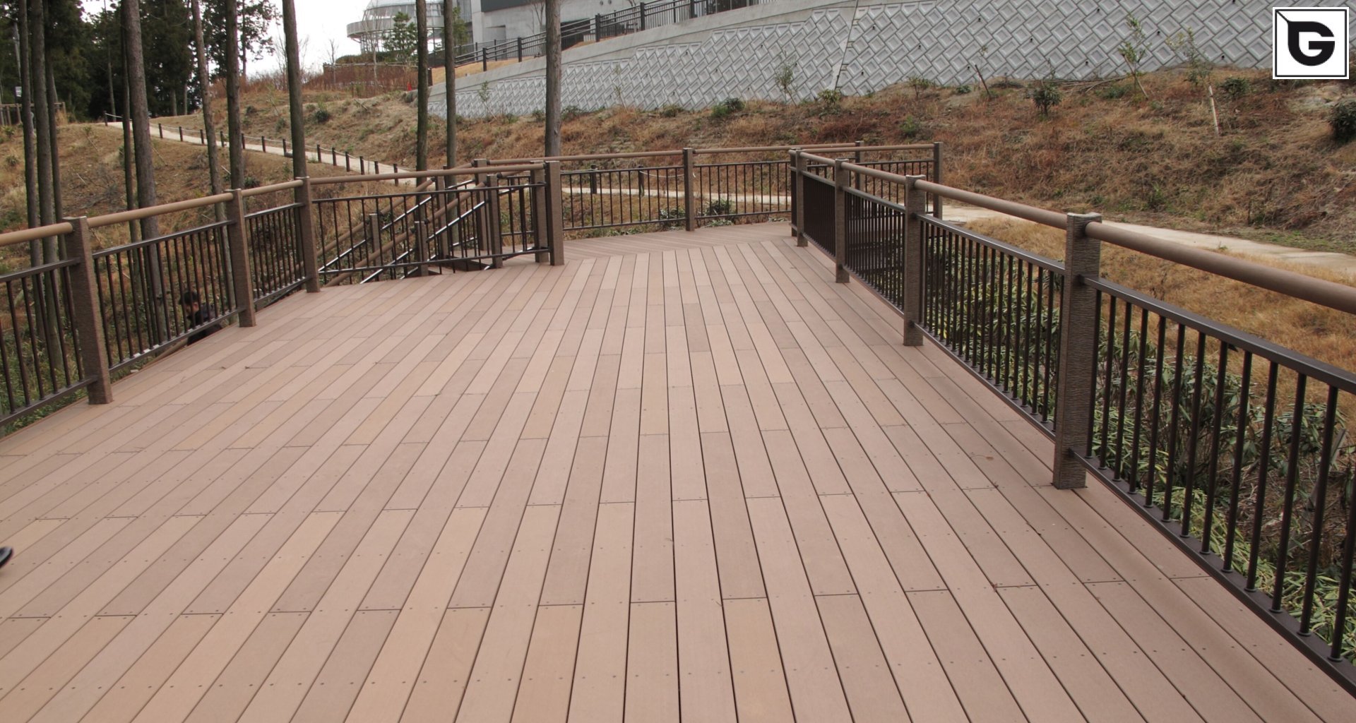 Institutionelle Einrichtungen_Terrasse Gewerbliche Nutzung_Gebogene Profilen