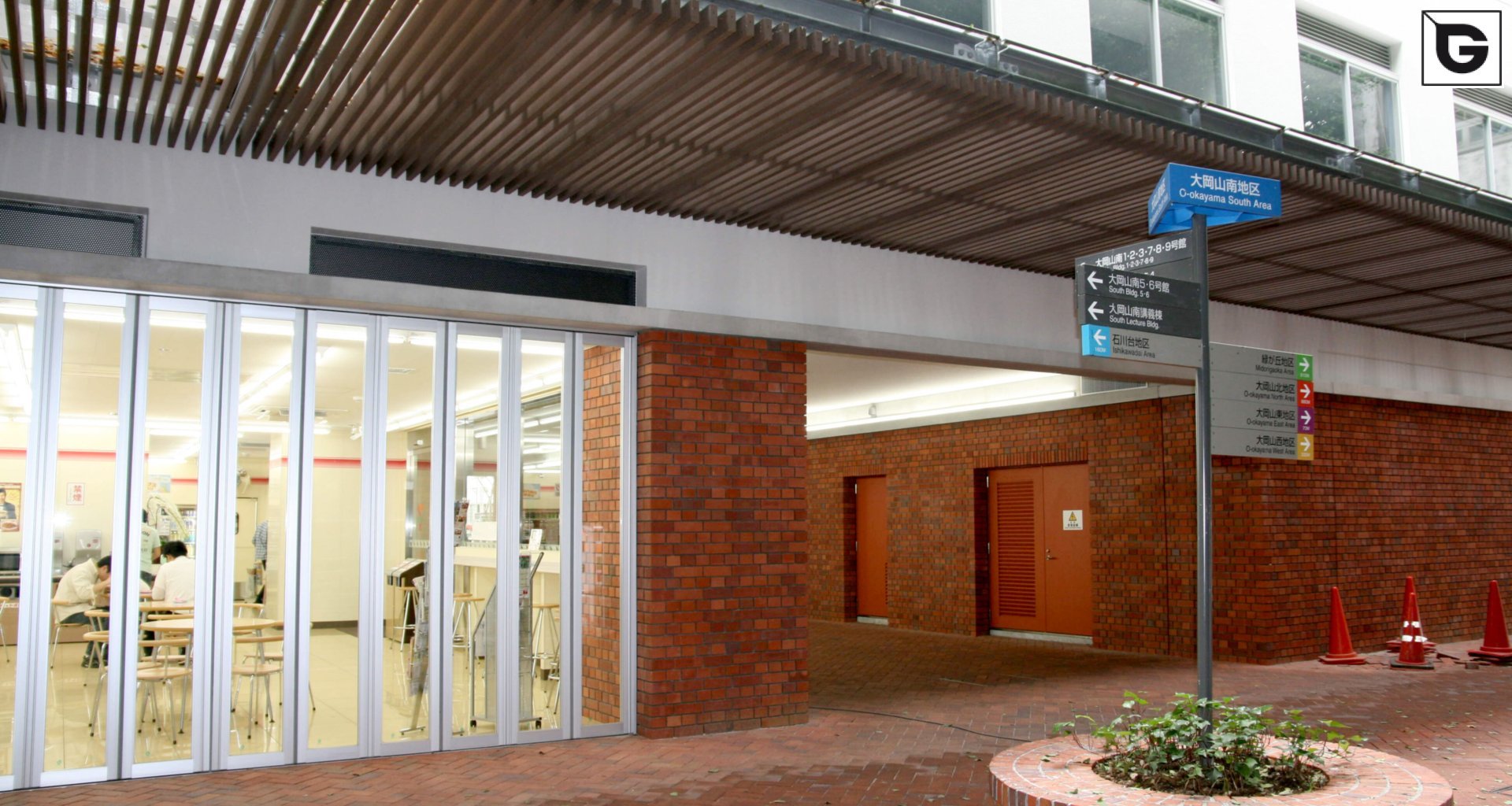 Institutionelle Einrichtungen_Pergola, Dachüberstand, Dach_Gebogene Profilen