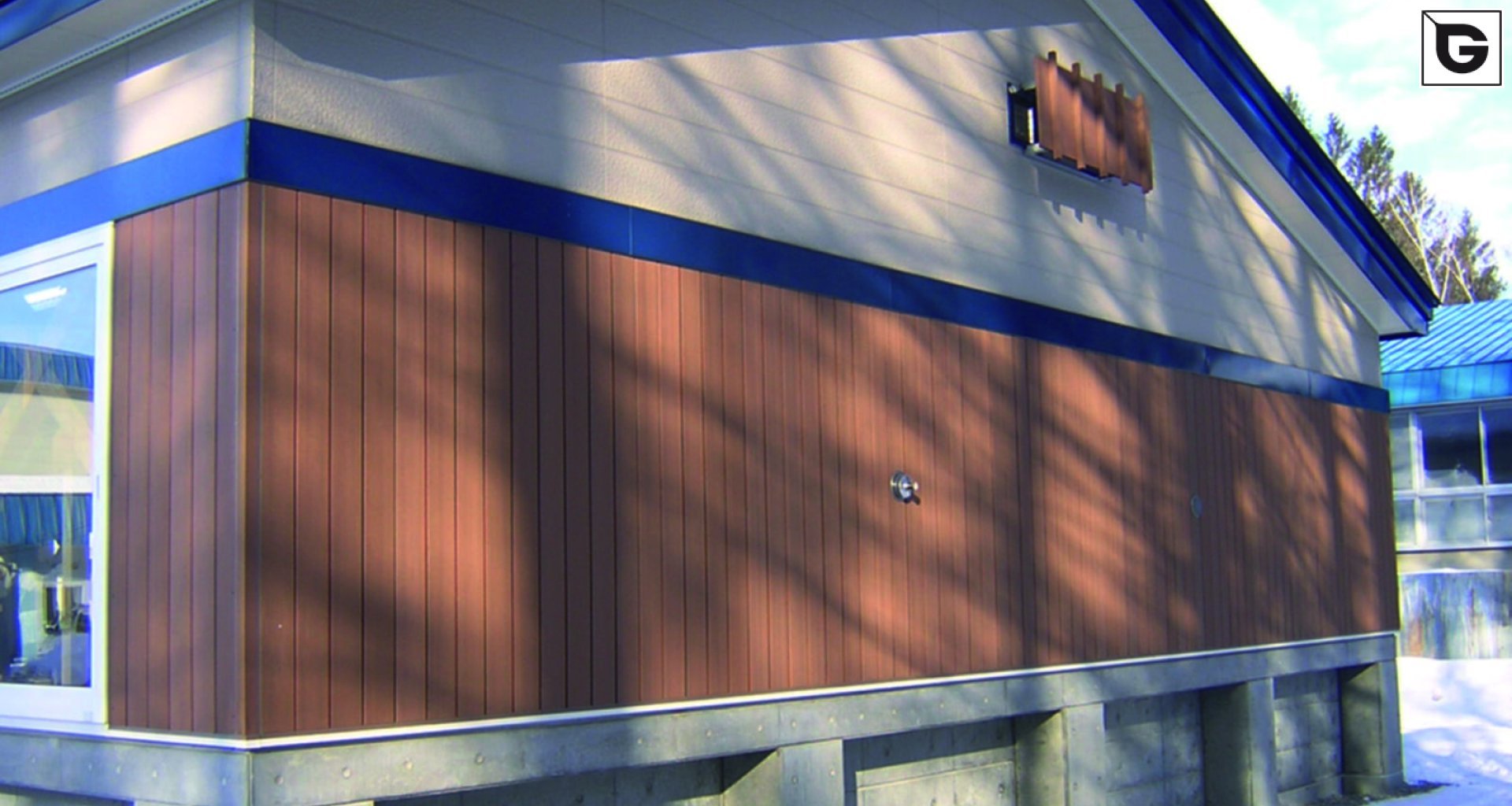 Institutionelle Einrichtungen_Fassadenverkleidung - vertikal_Gebogene Profilen