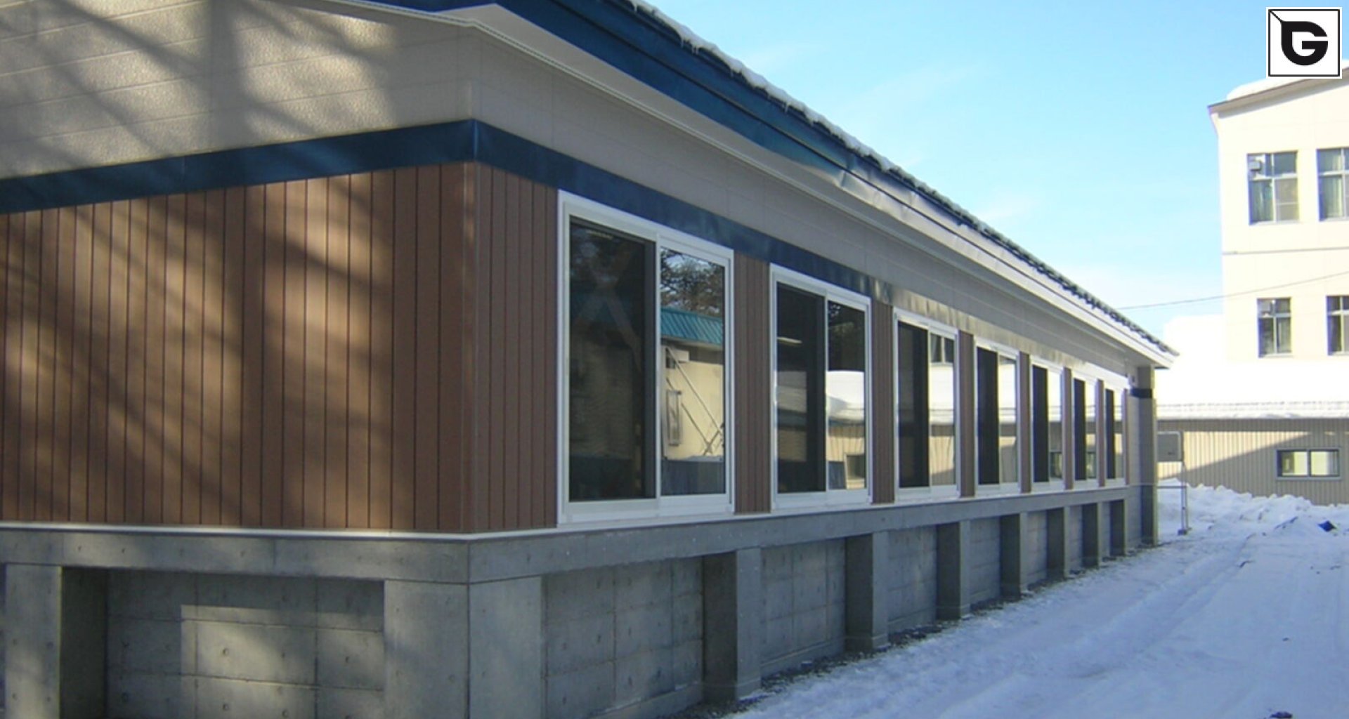 Institutionelle Einrichtungen_Fassadenverkleidung - vertikal_Gebogene Profilen