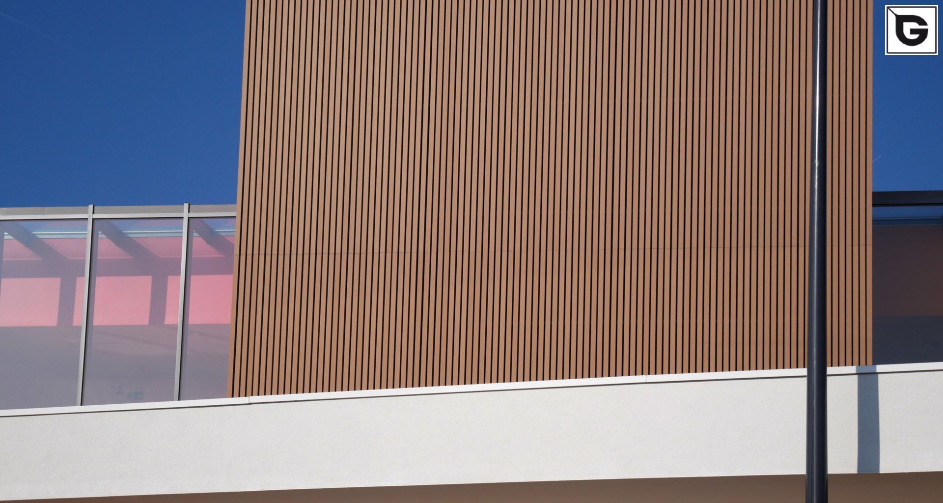 Institutionelle Einrichtungen_Offene Fassadenverkleidung - verti._Gebogene Profilen