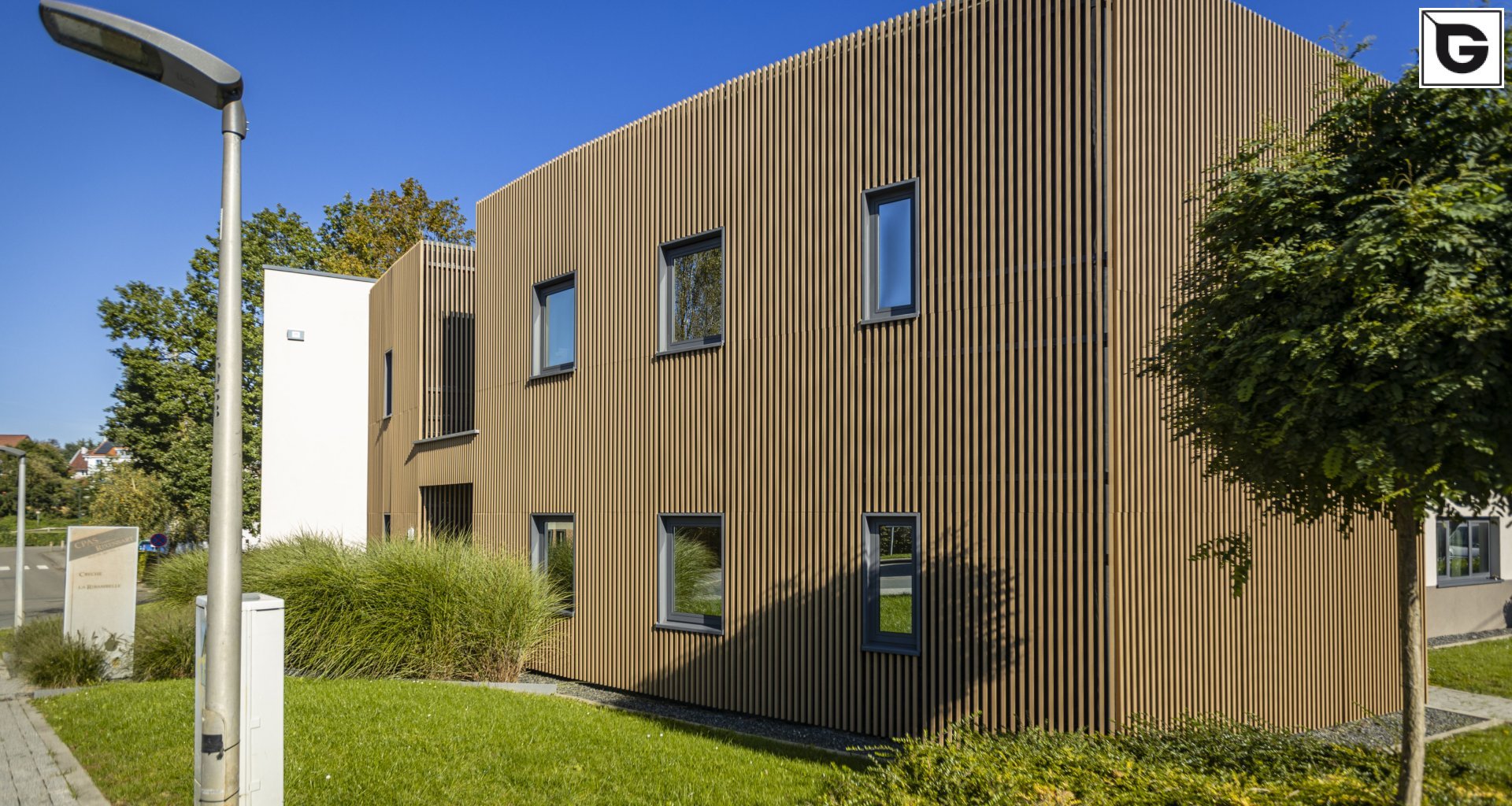 Institutionelle Einrichtungen_Offene Fassadenverkleidung - verti._Gebogene Profilen