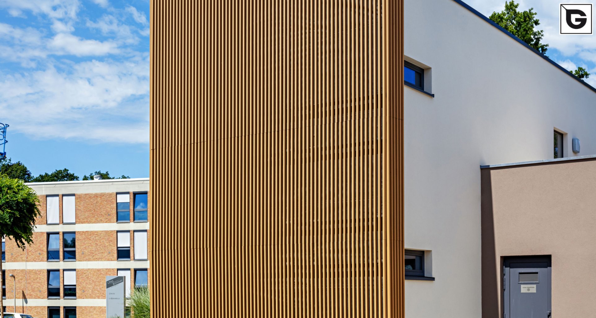 Institutionelle Einrichtungen_Offene Fassadenverkleidung - verti._Gebogene Profilen