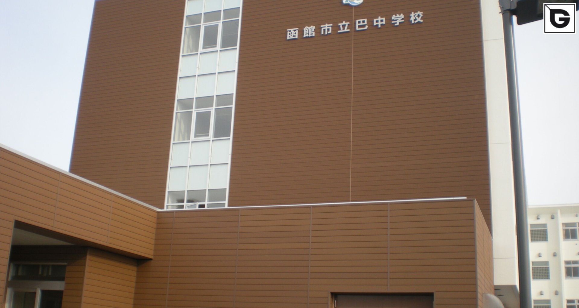 Institutionelle Einrichtungen_Fassadenverkleidung - horizontal_Gebogene Profilen