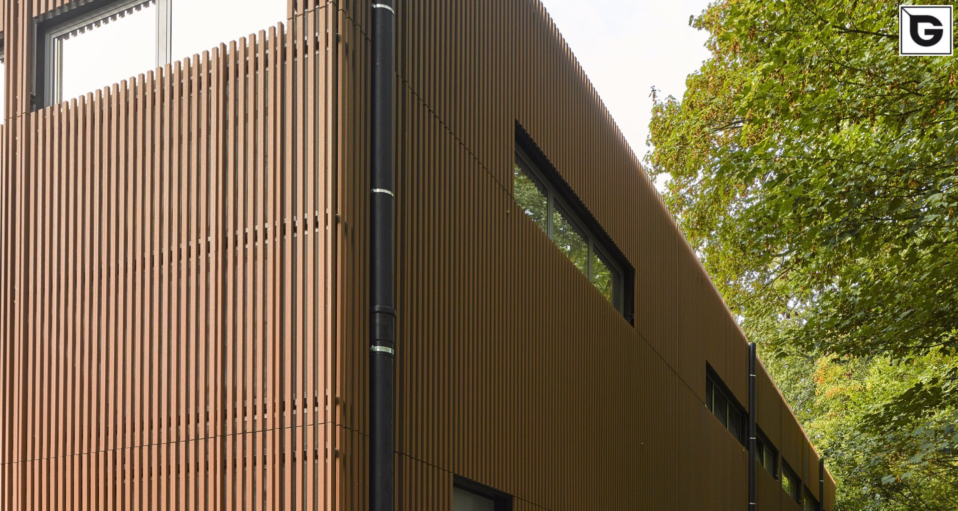 Institutionelle Einrichtungen_Offene Fassadenverkleidung - verti._Sporteinrichtung